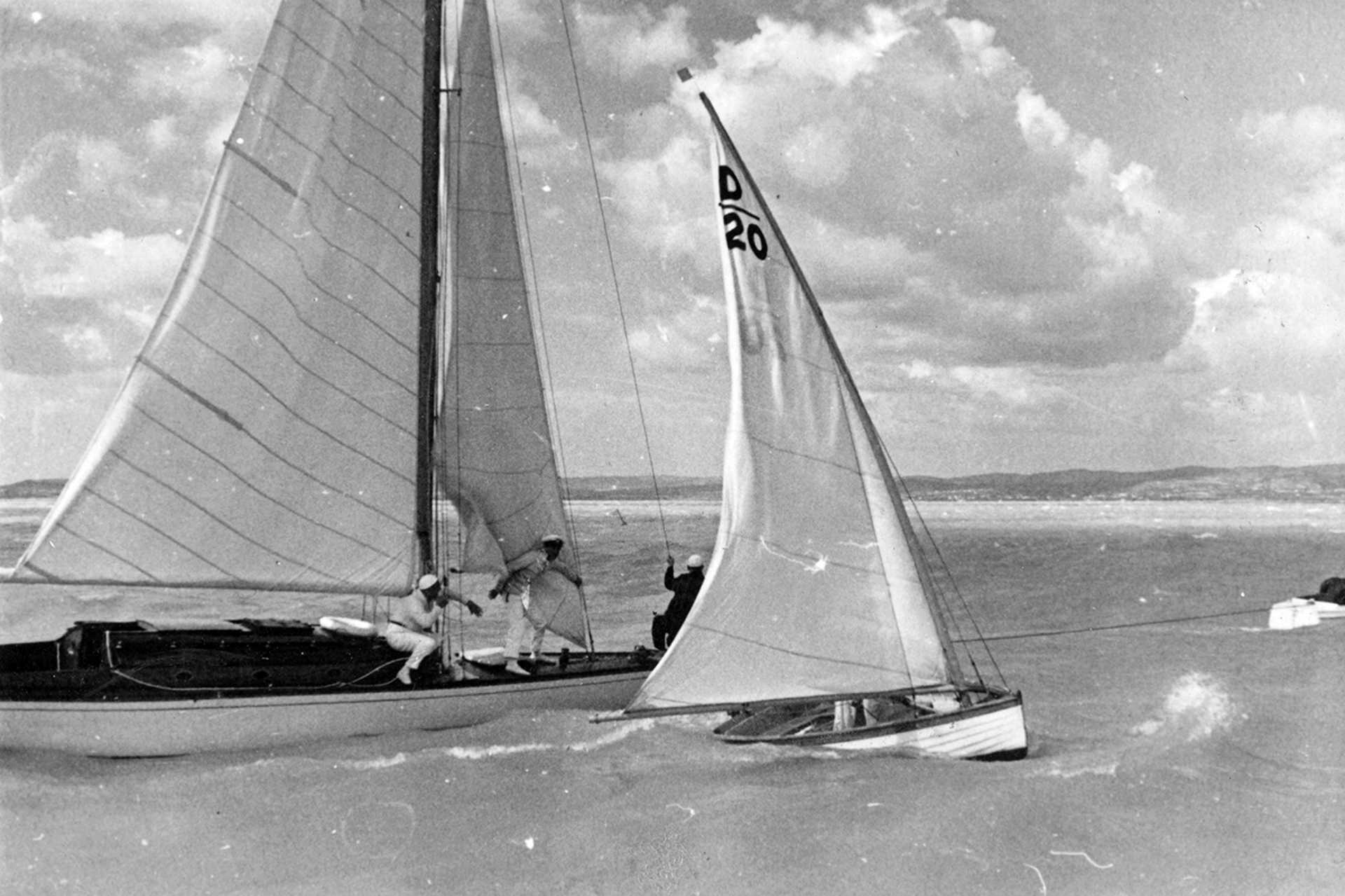 30-as cirkáló és mellette egy balatoni dingi, 1935.