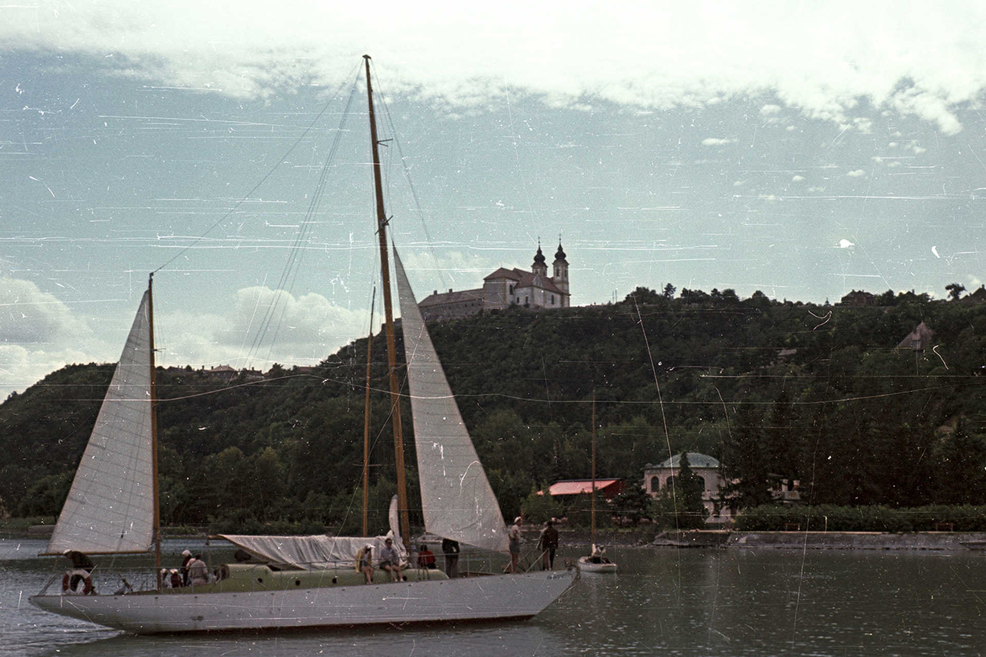 Kikötő, háttérben a tihanyi apátság, 1958.