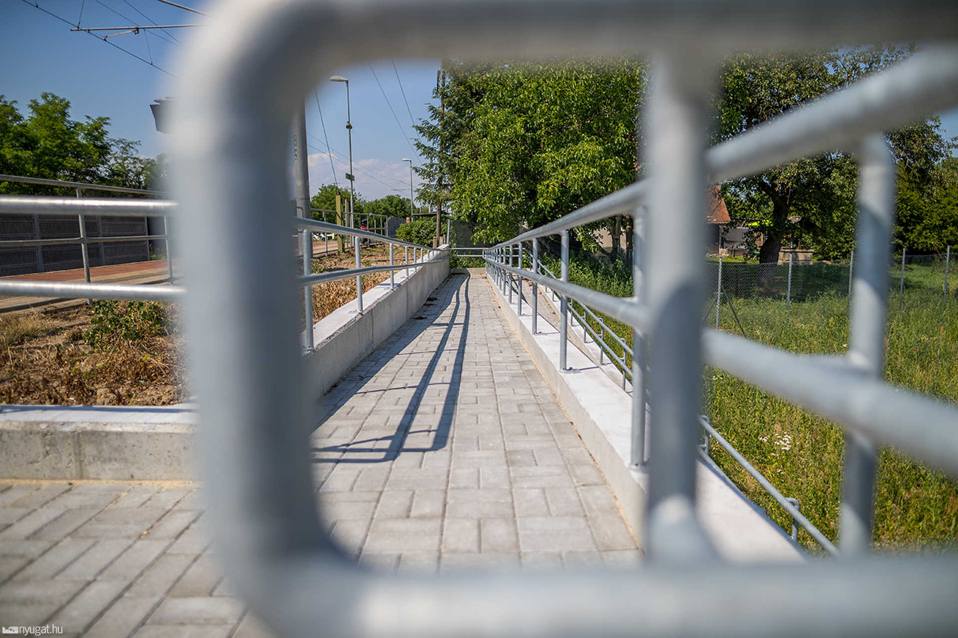Félbehagyott parkoló a gyöngyöshermáni vasútállomásnál