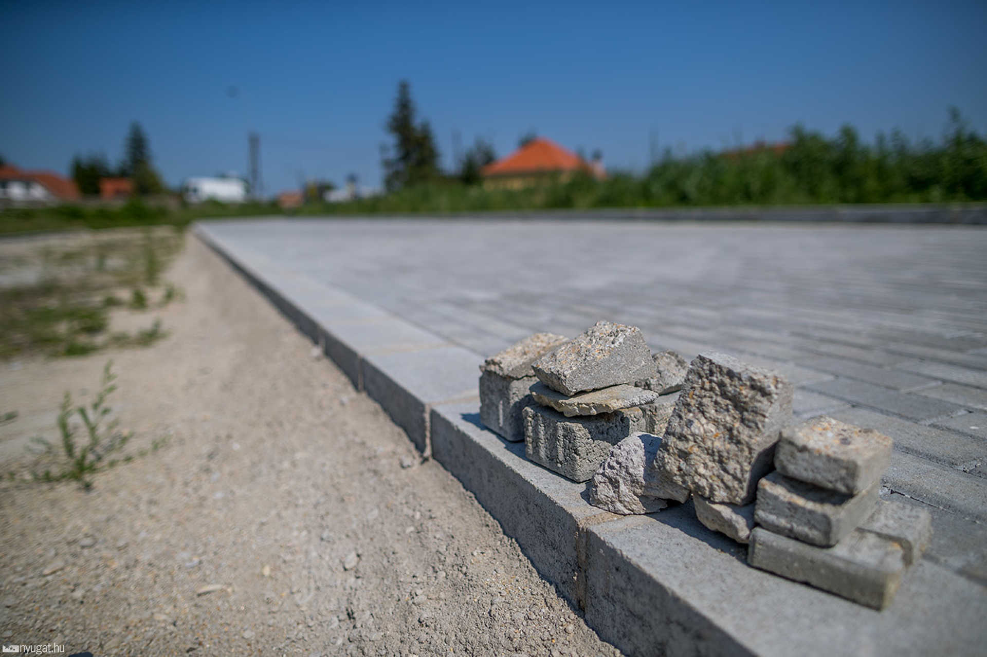 Félbehagyott parkoló a gyöngyöshermáni vasútállomásnál