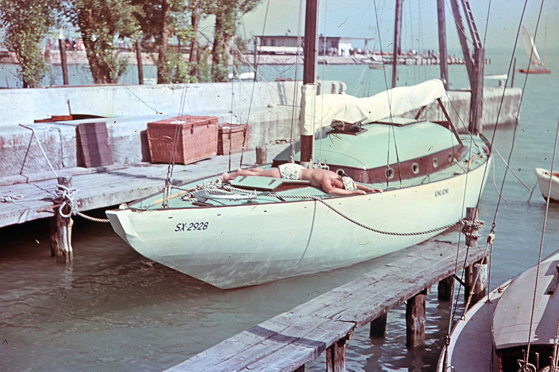 A King Kong 50-es cirkáló a Yacht Club előtt
