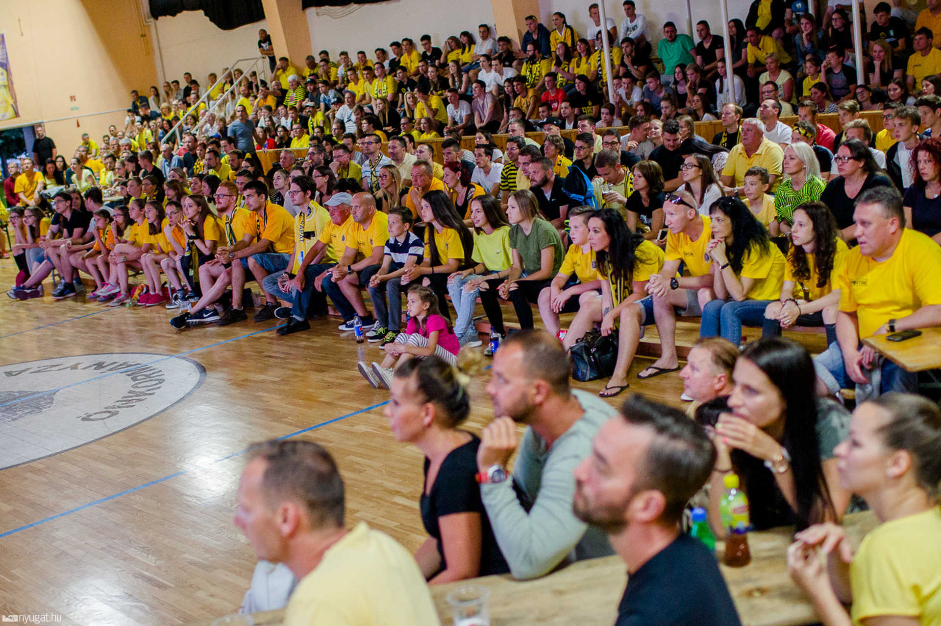 Közös meccsnézés a Sugár úti sportcsarnokban