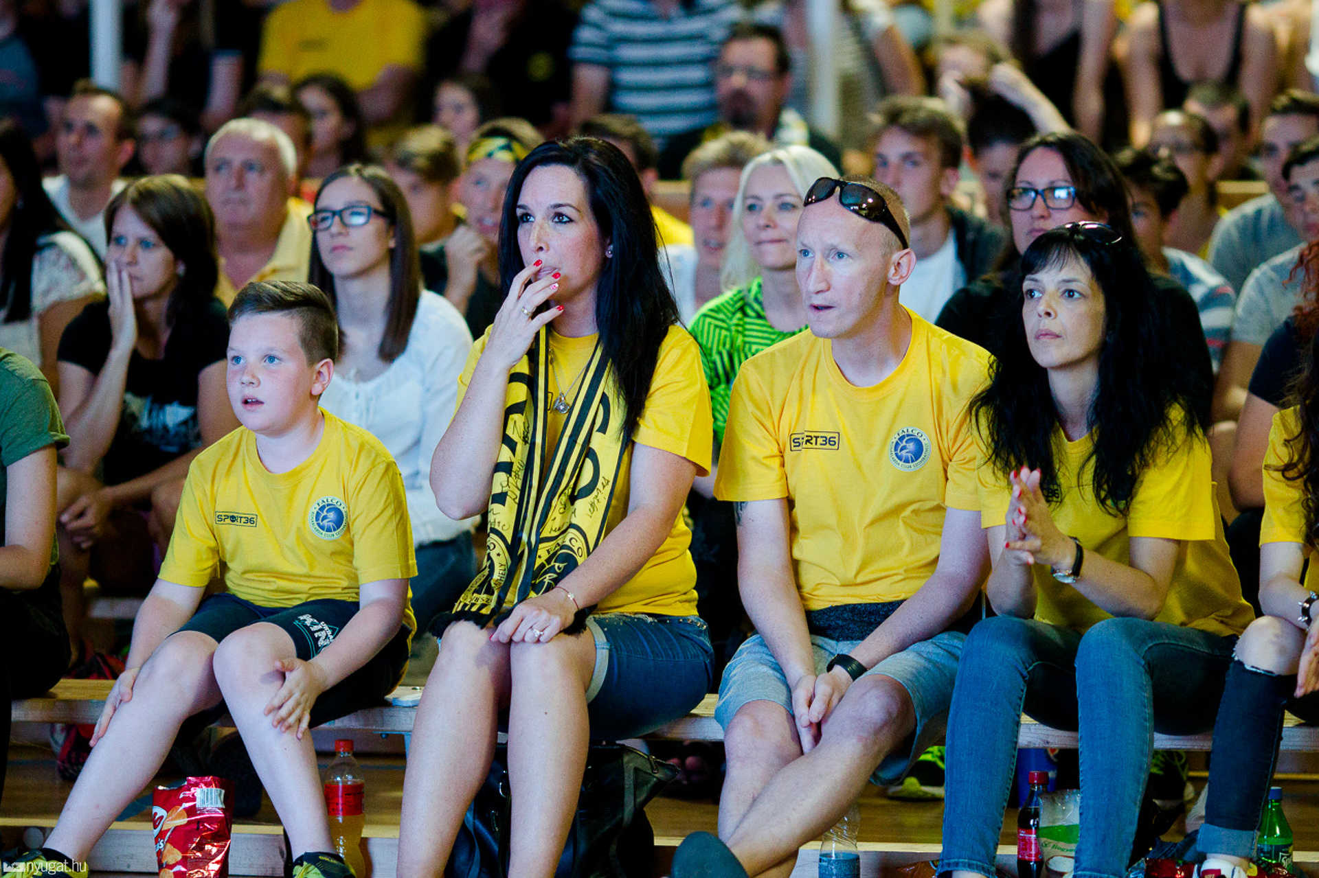 Közös meccsnézés a Sugár úti sportcsarnokban