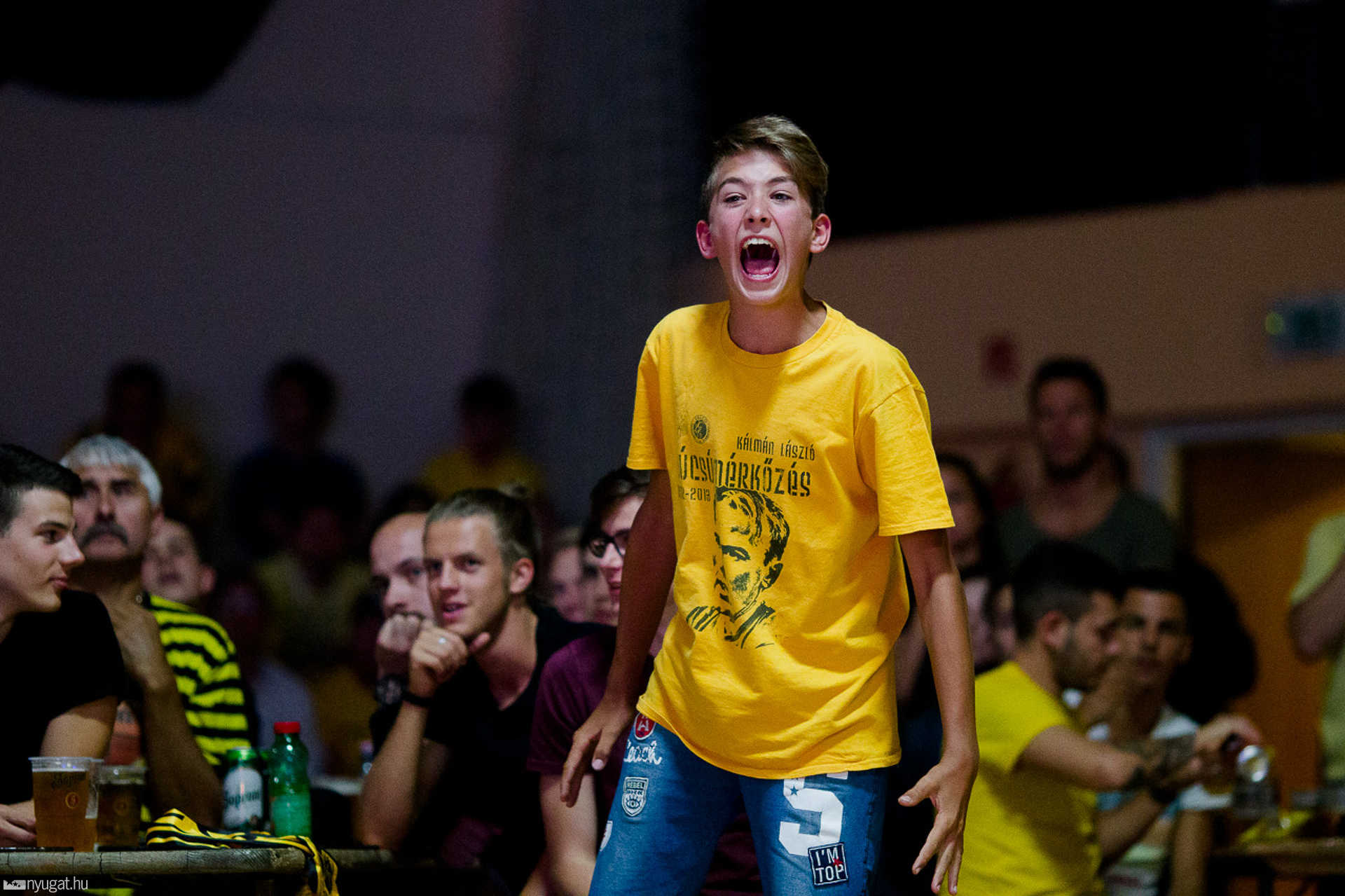 Közös meccsnézés a Sugár úti sportcsarnokban