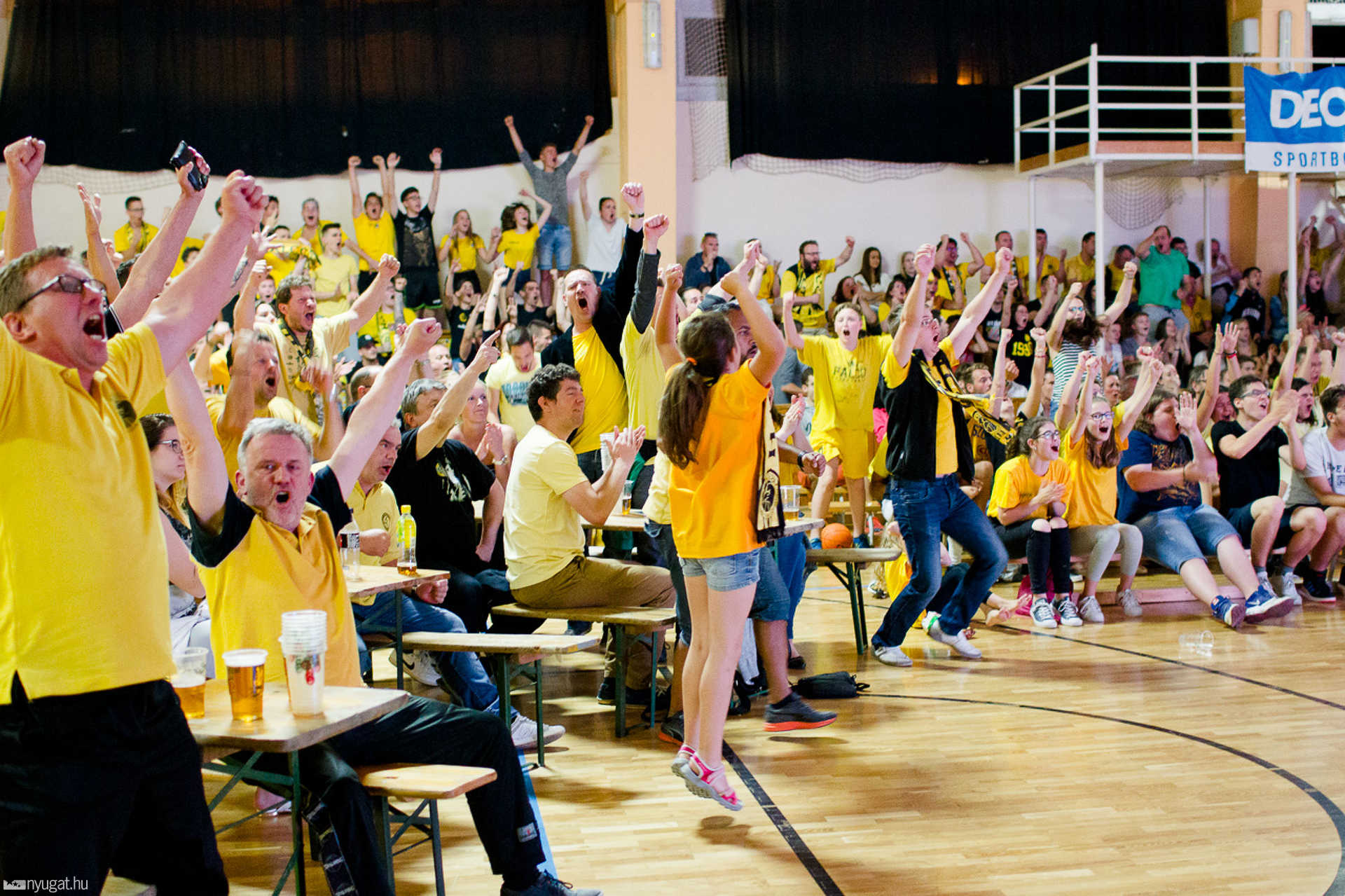 Közös meccsnézés a Sugár úti sportcsarnokban