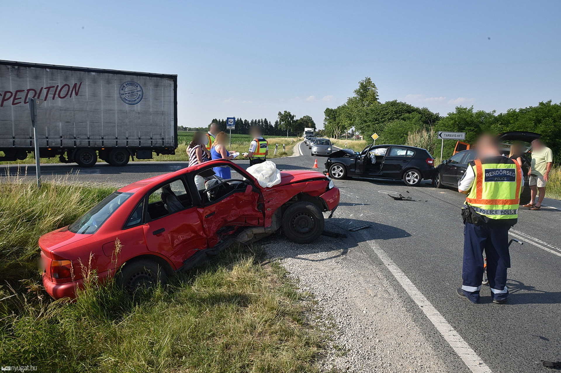 Öten sérültek a 84-esen, Audi kanyarodott BMW elé