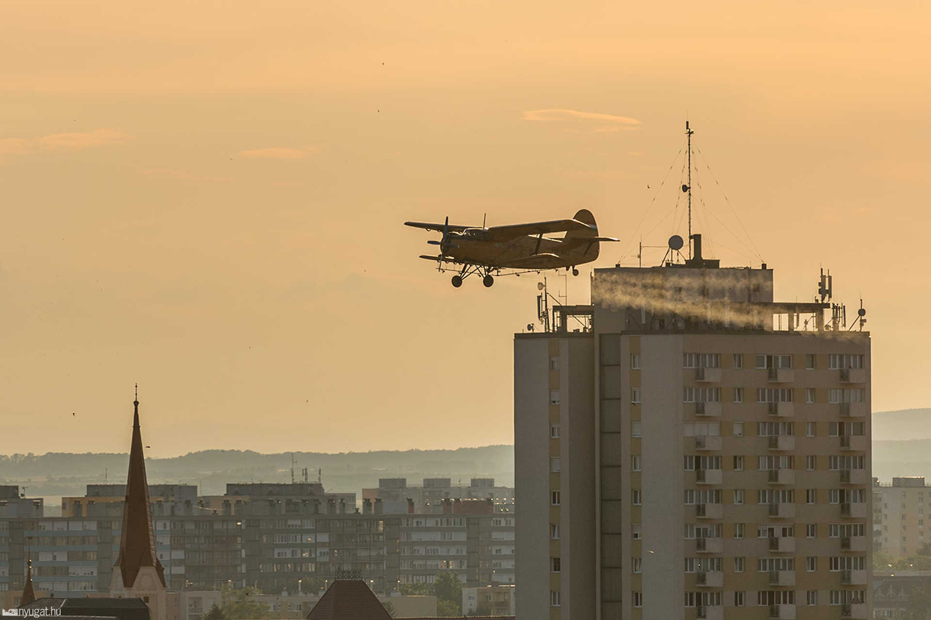 Szúnyoggyérítés egy AN-2 típusú repülőgéppel