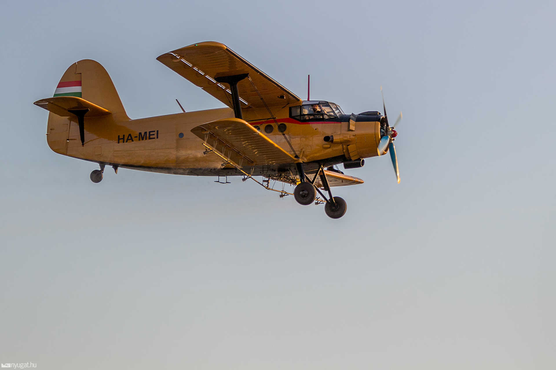 Szúnyoggyérítés egy AN-2 típusú repülőgéppel