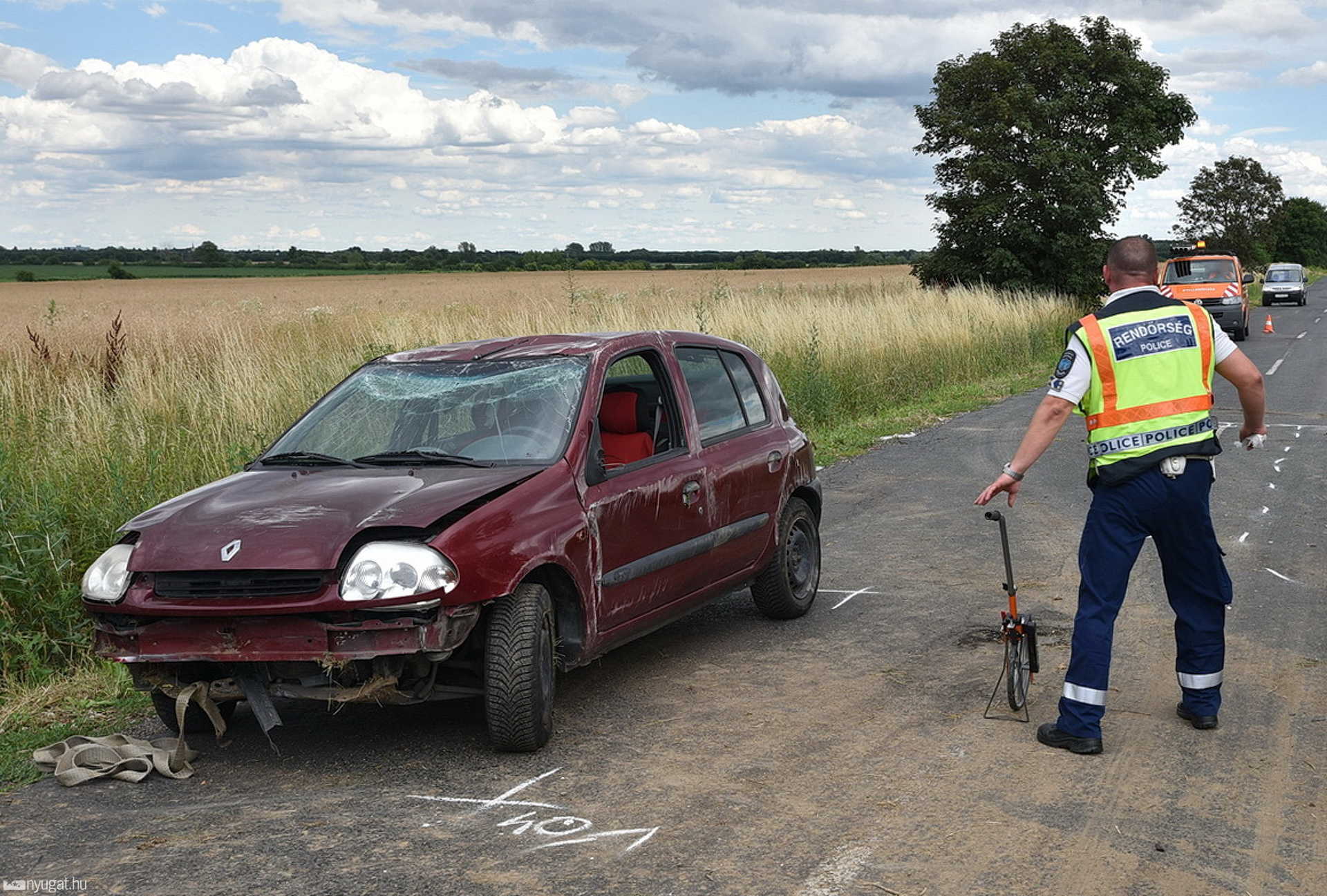 Árokfalnak csapódott és a tetején állt meg egy Renault Csepreg közelében