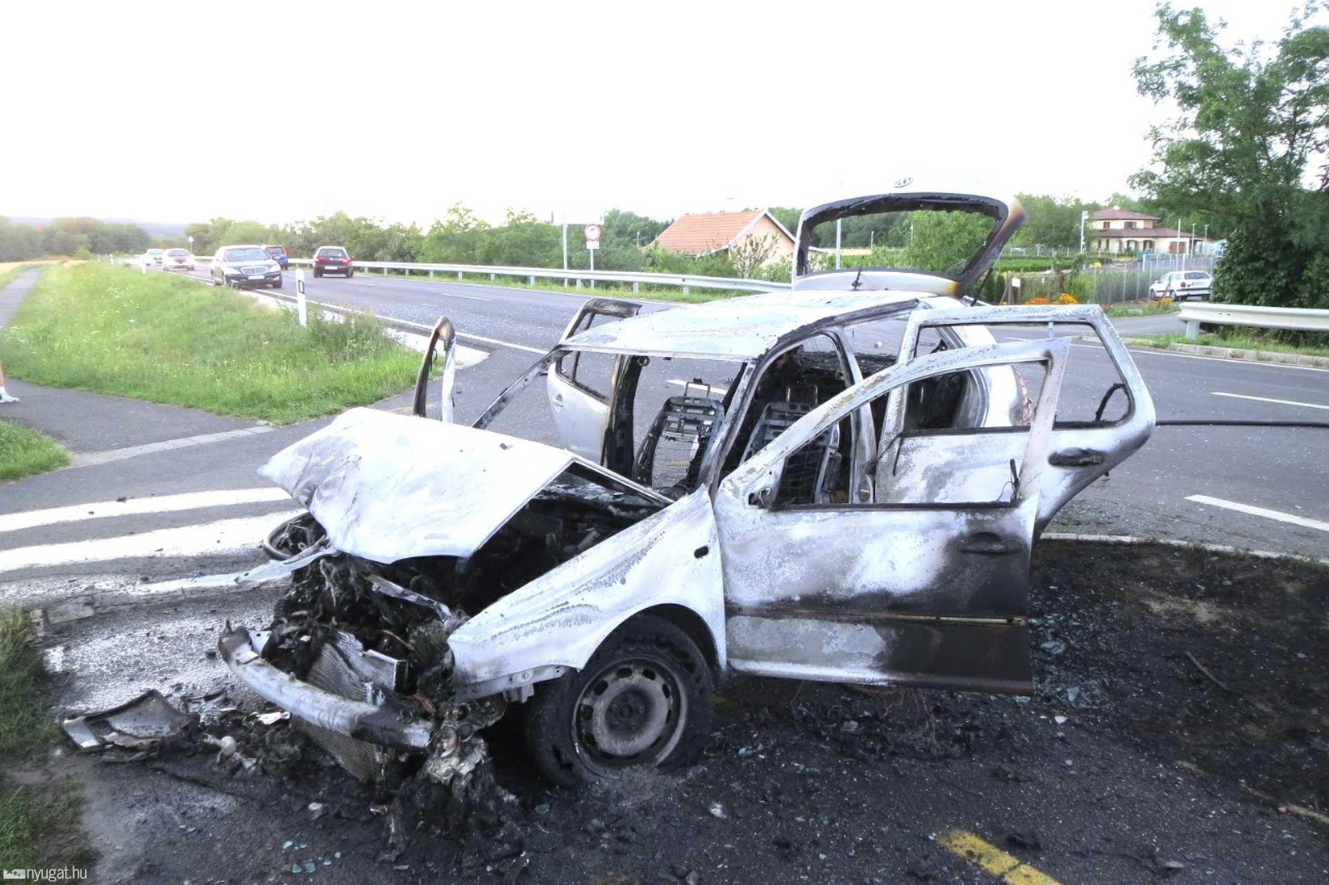 Teljesen kiégett egy autó egy balesetben Szombathelyen