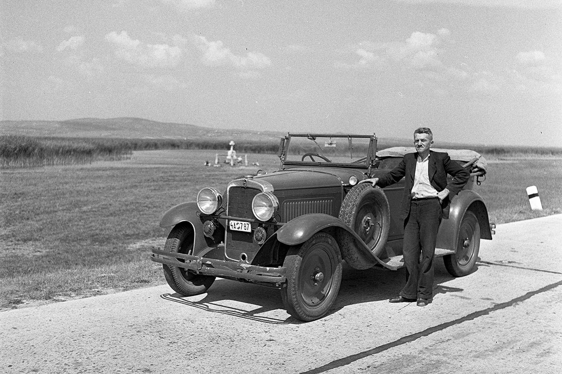 A Sarvajcz Lajos emlékére állított kereszt, a 7-es főút felől nézve, 1943.