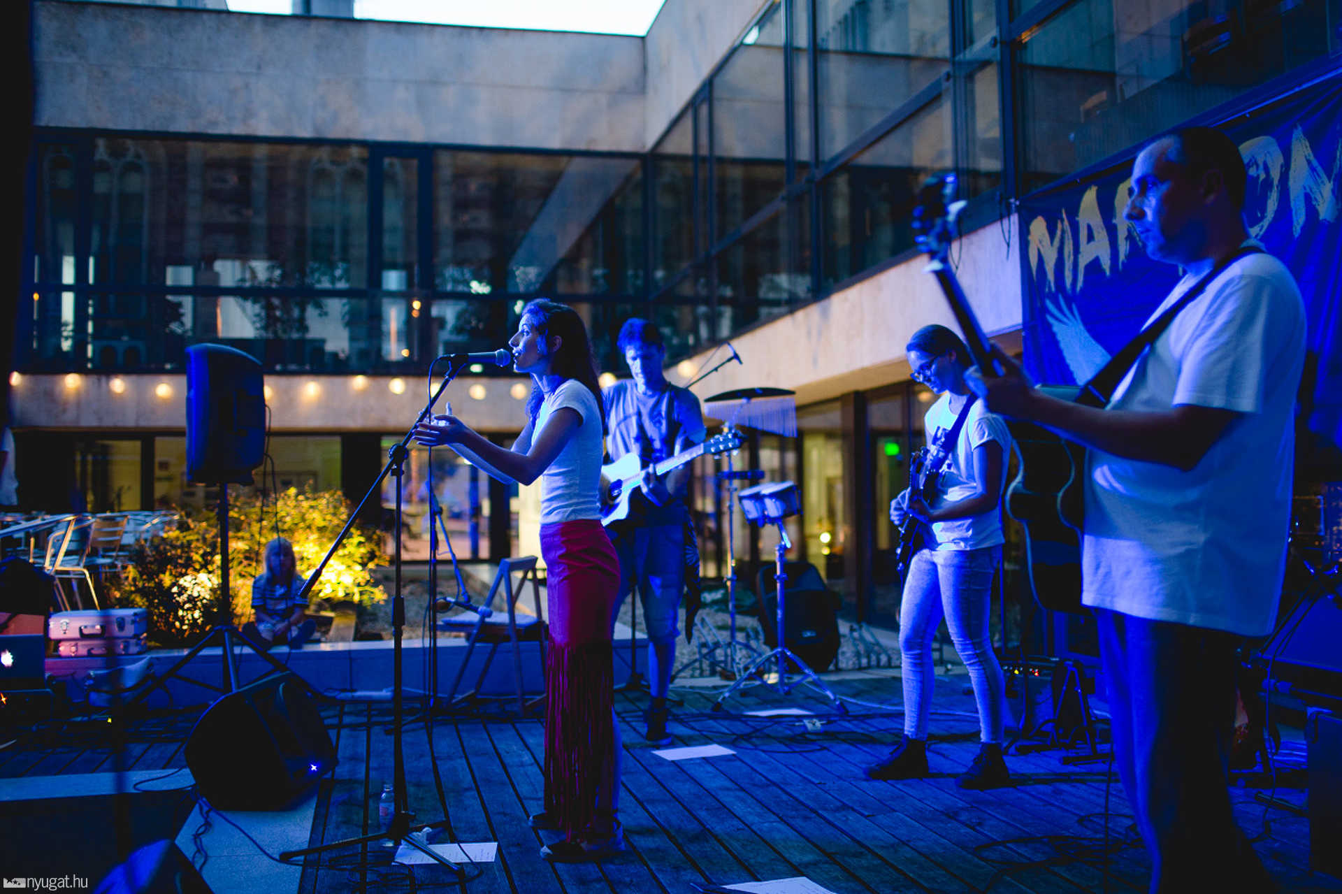 Marton Viki-koncert a Zsinagógaudvaron