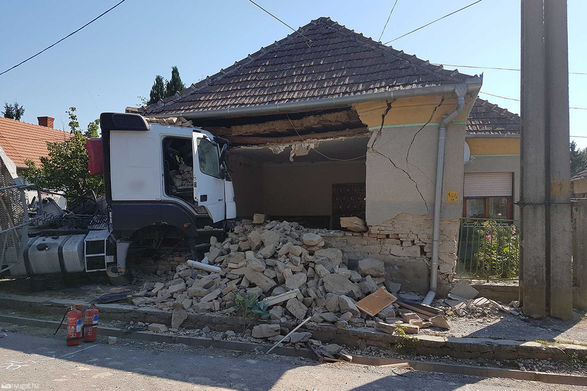 Lakóházba rohant egy teherautó Zalában
