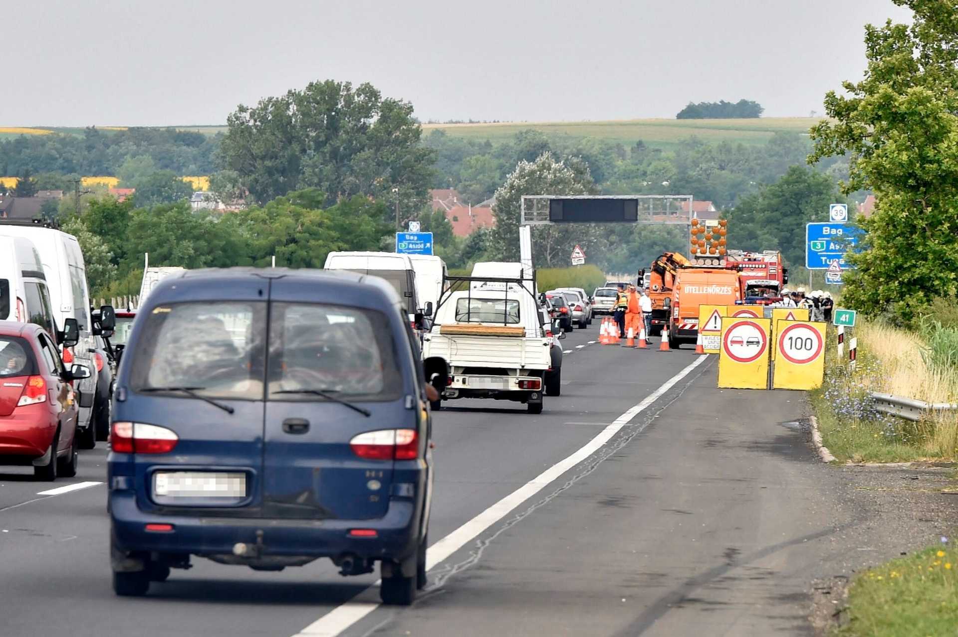 	Árokba borult egy busz az M3-ason