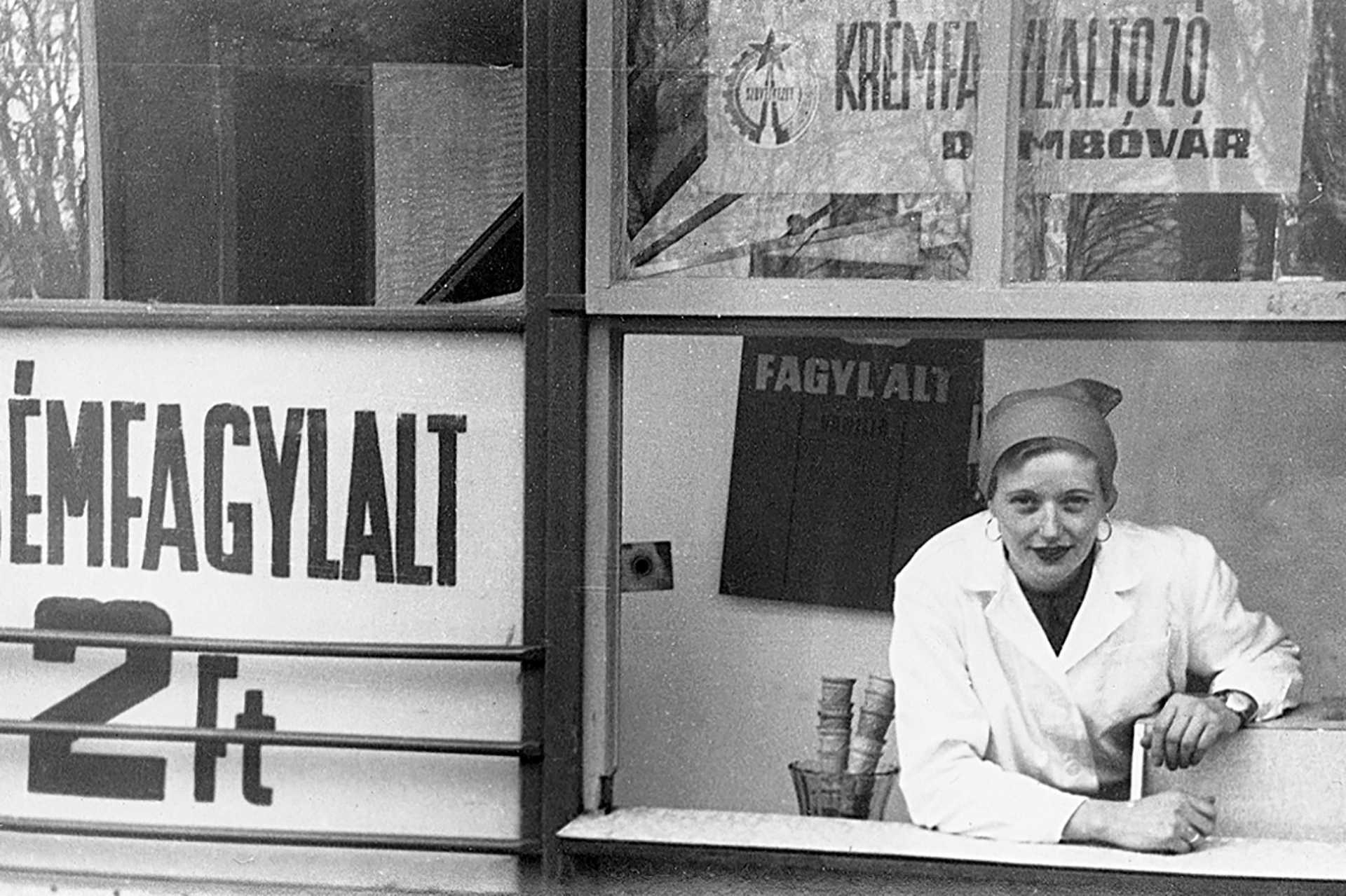 Dombóvár, fagylaltos a Dvorzsák ház előtt