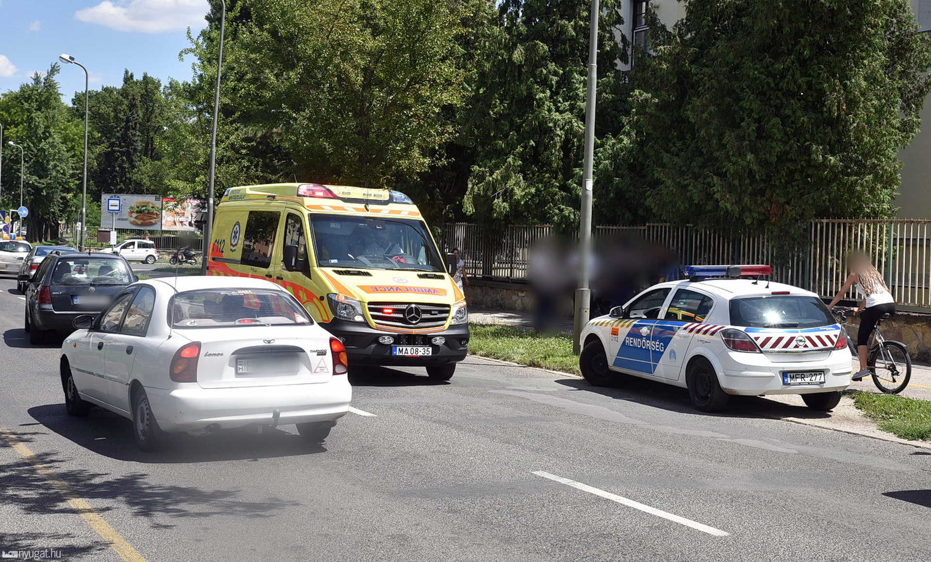 Fékező taxi hátuljának ütközött egy robogó Szombathelyen