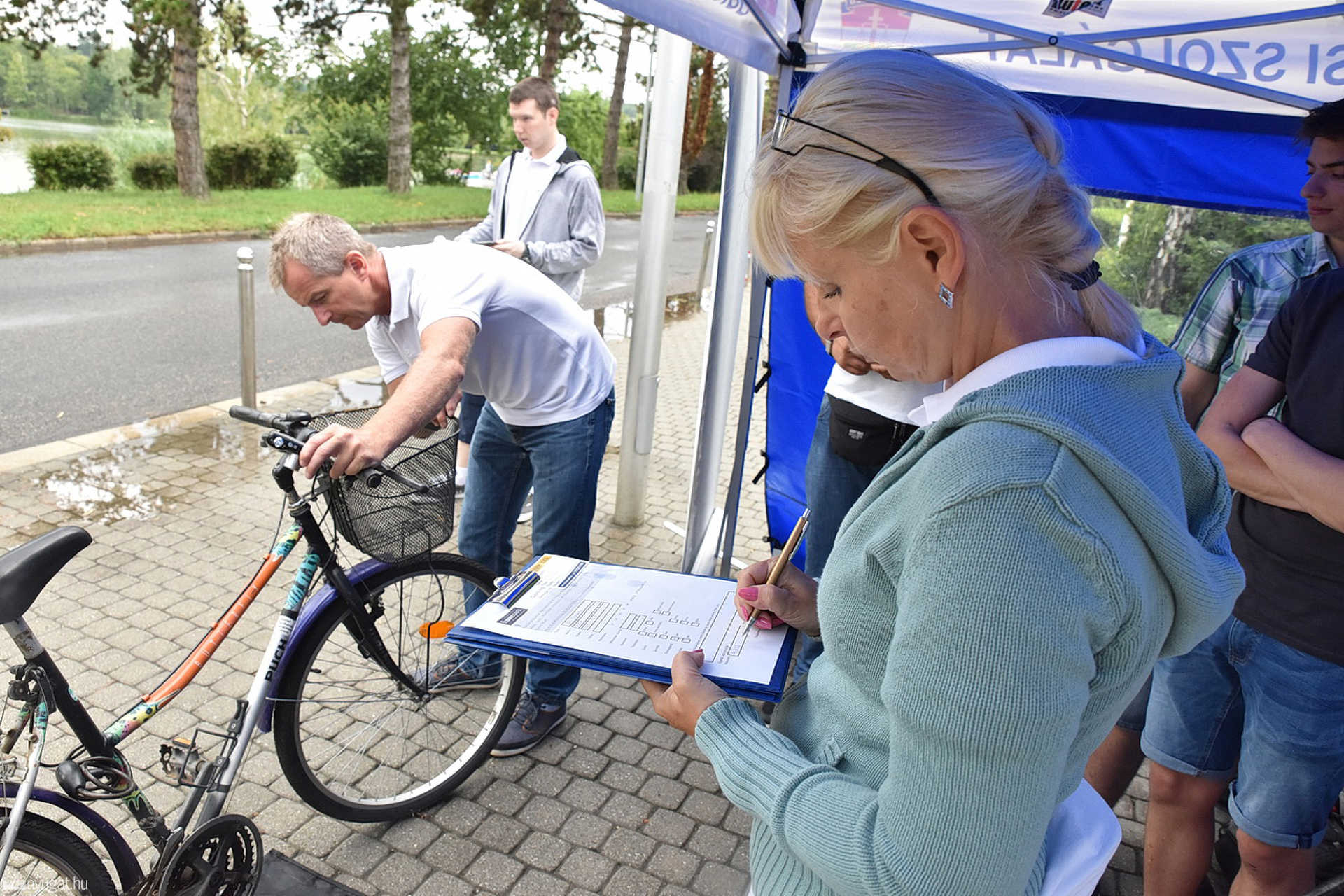 Zuhogó esőben is regisztrálták a kerékpárokat a "Bike Safe" programba