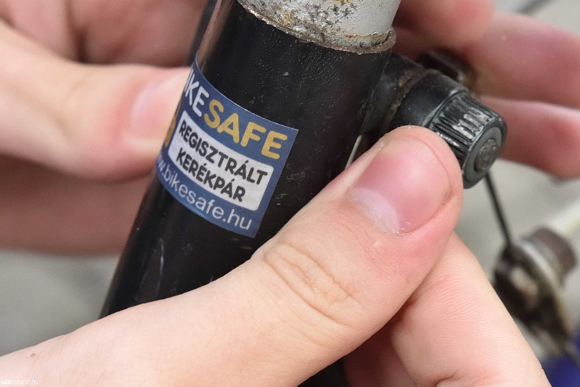 Zuhogó esőben is regisztrálták a kerékpárokat a "Bike Safe" programba