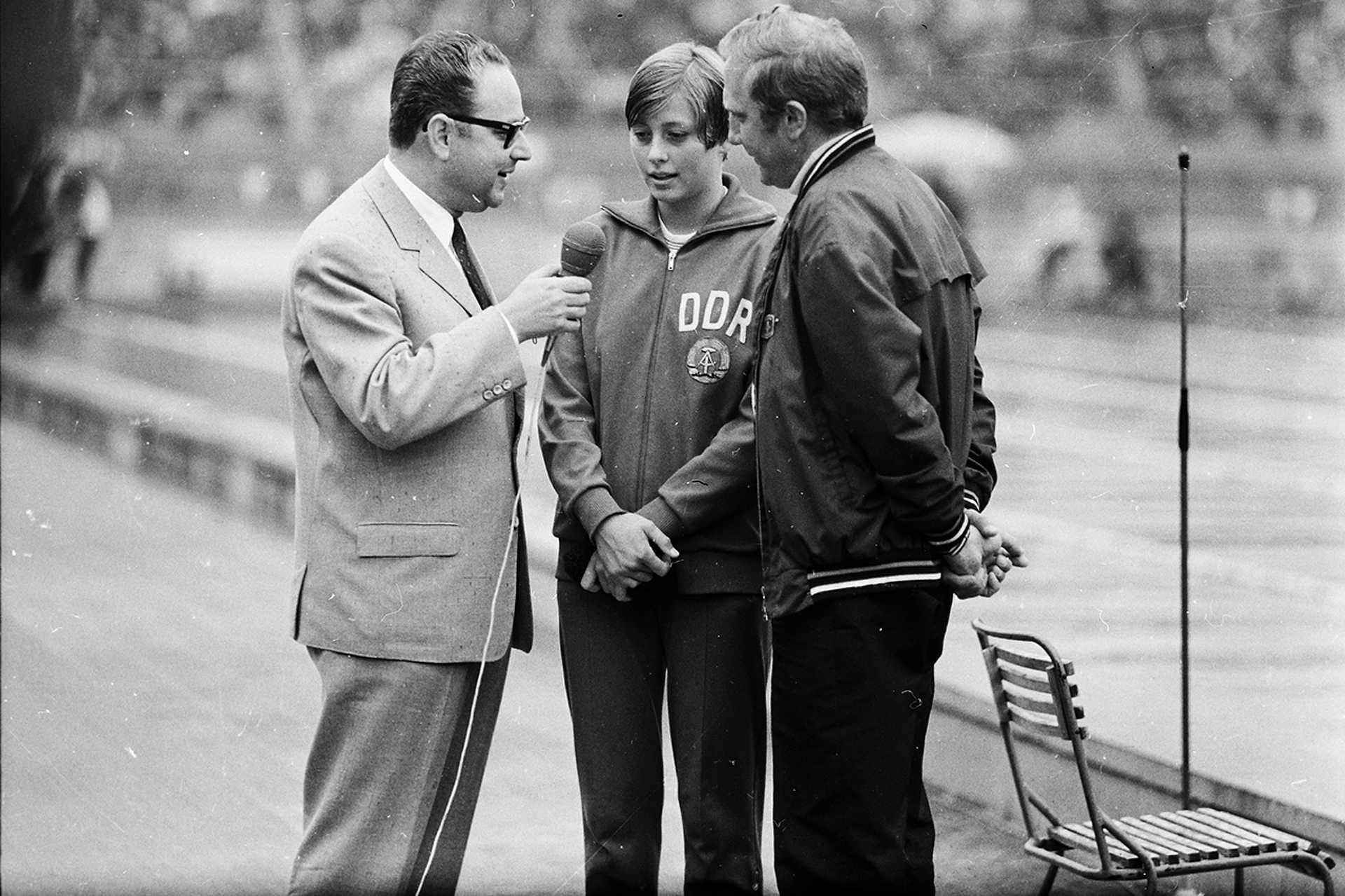 Európa Kupa úszóverseny. Szőnyi János sportriporter interjút készít Gabriele Wetzko NDK-s úszónővel, 1969.