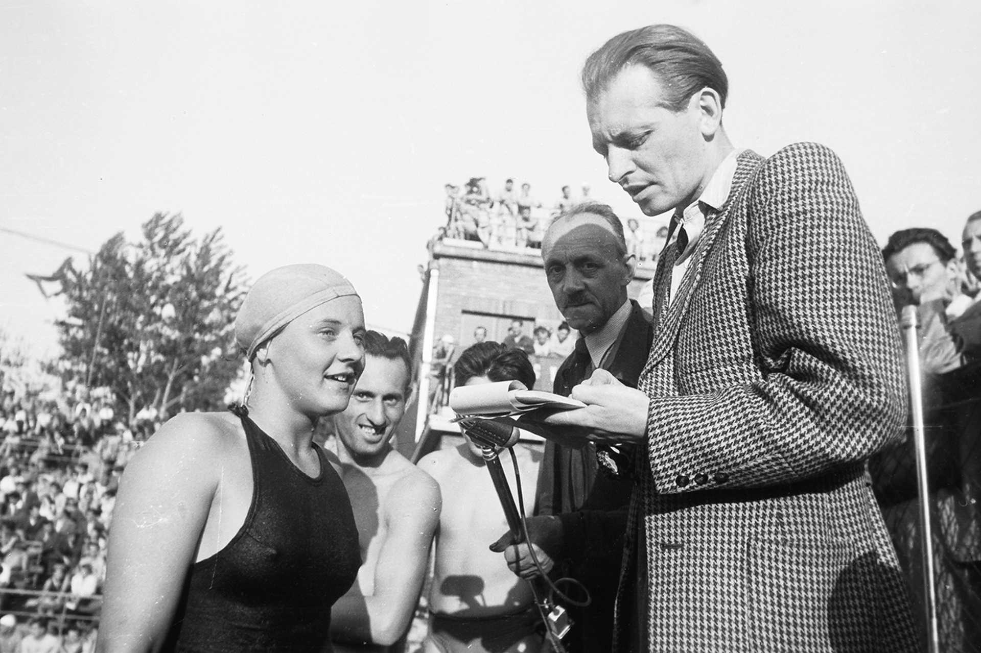 Temes Judit későbbi olimpiai bajnok úszónő nyilatkozik a riporternek, 1949.