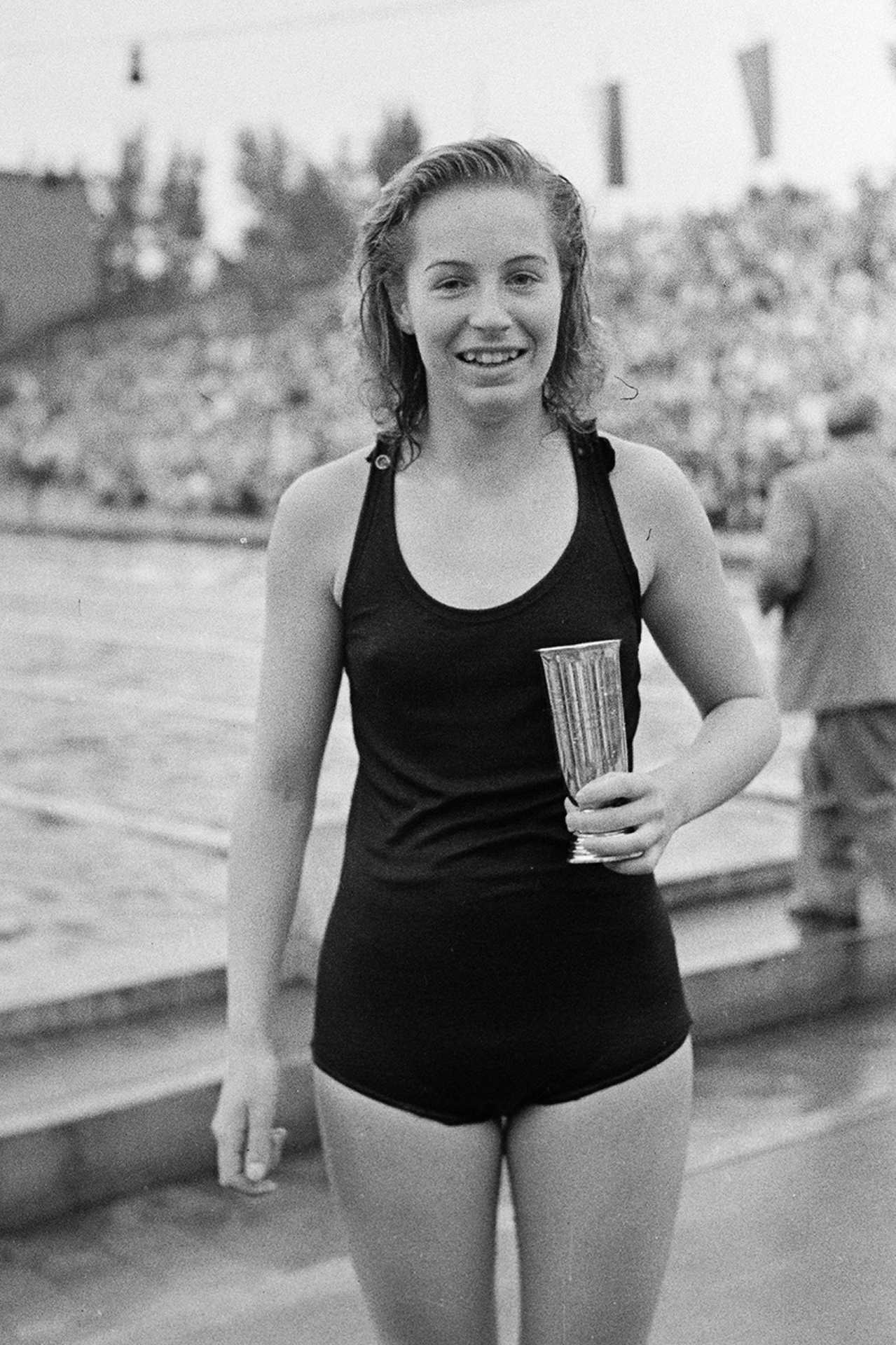 Szőke Kató későbbi kétszeres olimpiai bajnok úszó az FTC 50 éves jubileuma alkalmából rendezett versenyen, 1949.