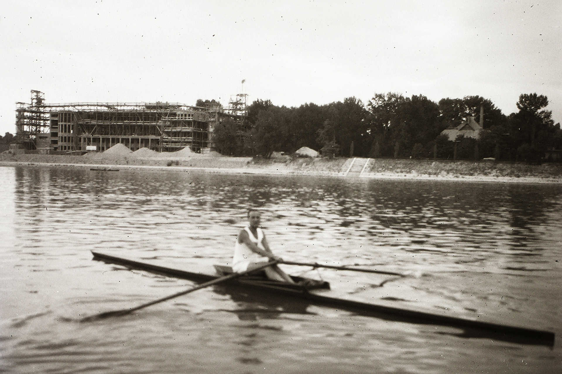 A budai Duna-ág a Margit-sziget déli végénél, szemben az épülő Hajós Alfréd Nemzeti Sportuszoda, 1930.