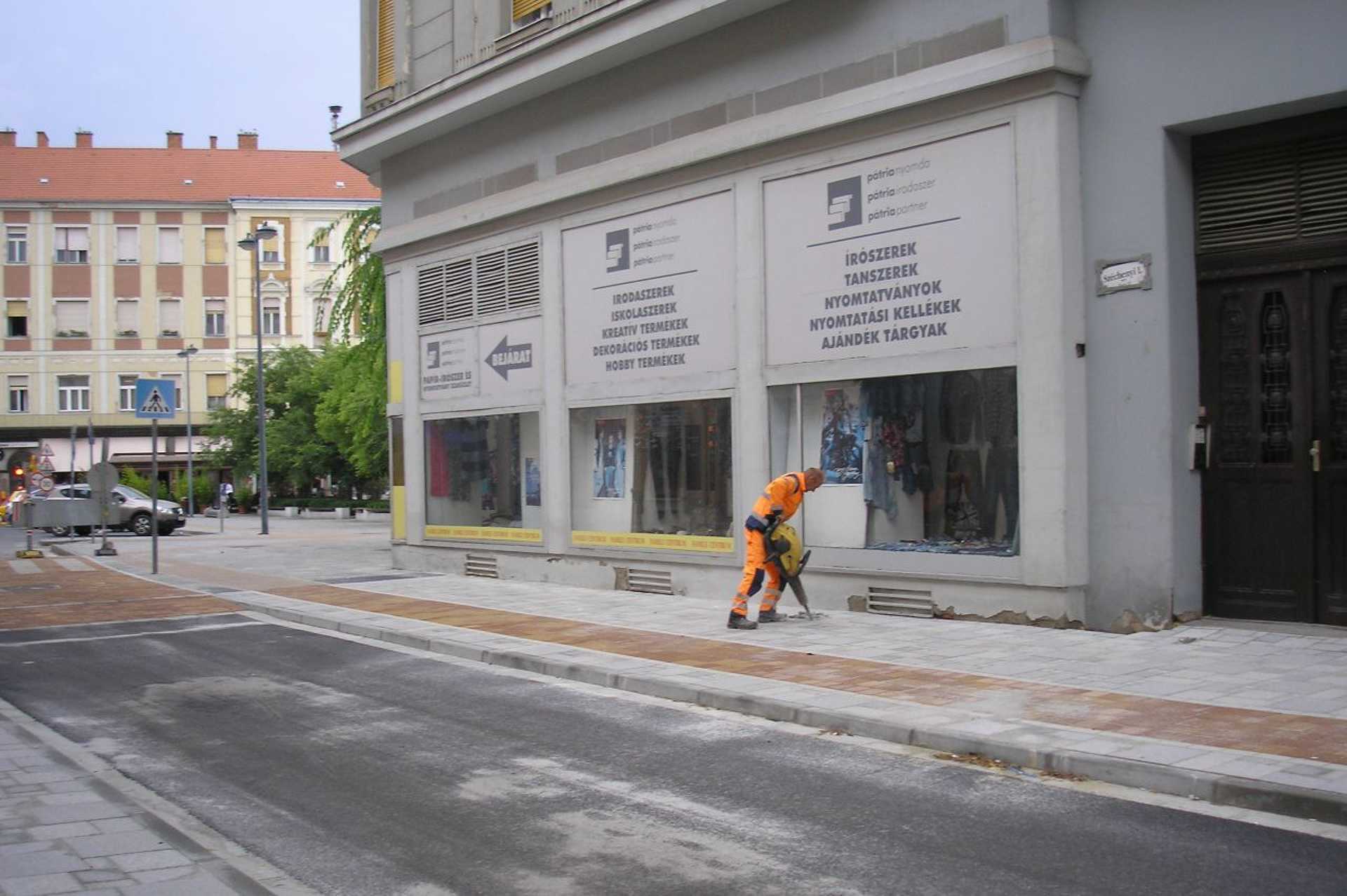 Virágokat ültetnek a Széchenyi utcában