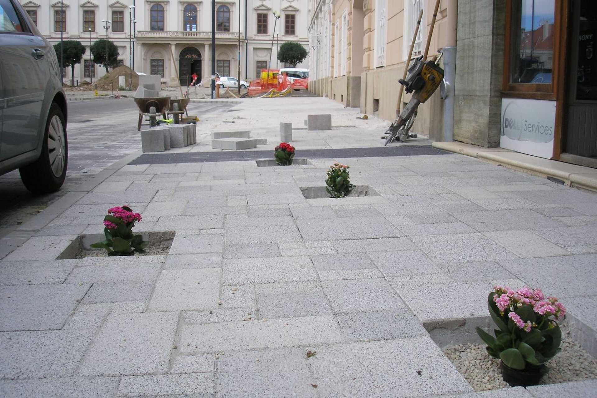 Virágokat ültetnek a Széchenyi utcában