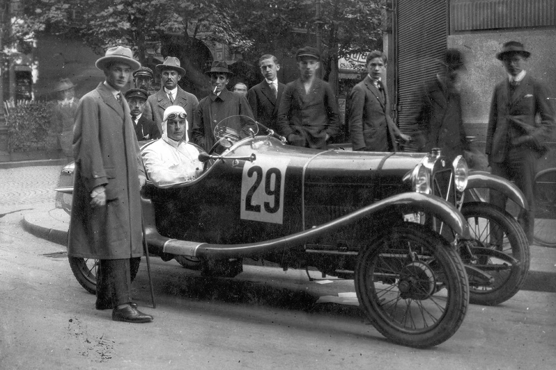 A Salmson típusú gépkocsiban Szmick Viktor, a Magyar Túraút verseny résztvevője
