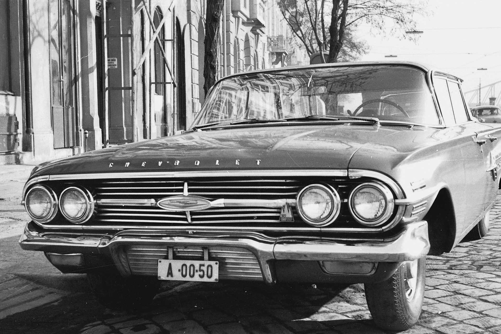 A Chevrolet típusú személygépkocsi a Hazafias Népfront székháza parkol a Belgrád rakparton