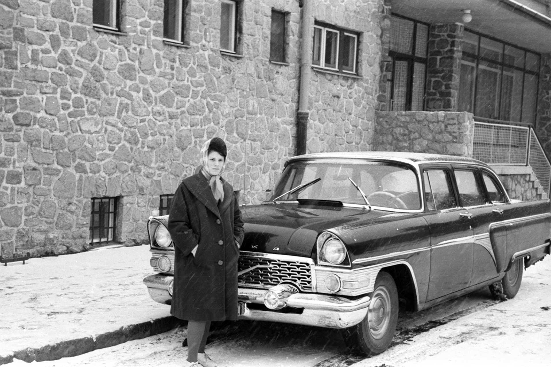 Gaz-13 Csajka tipusú személygépkocsi a pécsi Hotel Fenyves előtt