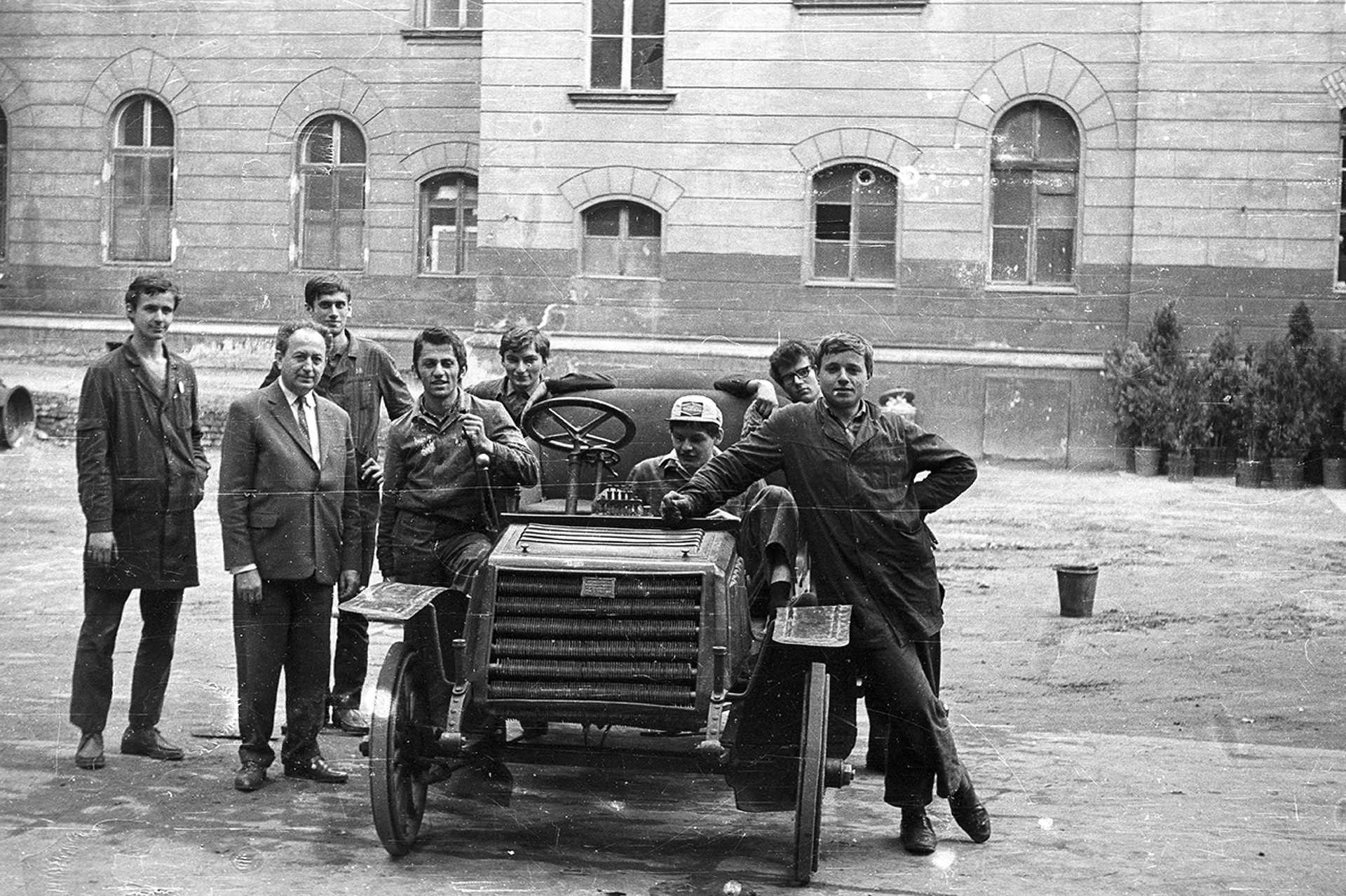 Rippl-Rónai utca 26., az Autóközlekedési Technikum udvara egy 1900-as Nesselsdorfer személygépkocsival