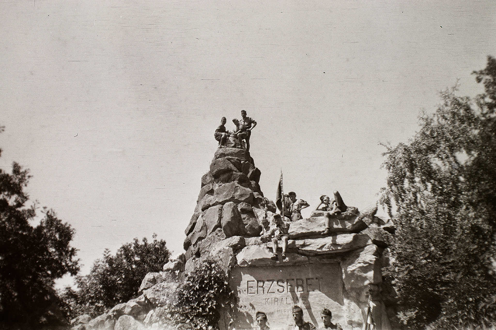 Erzsébet-park, Zala György szobrász tervei alapján készült sziklahalom