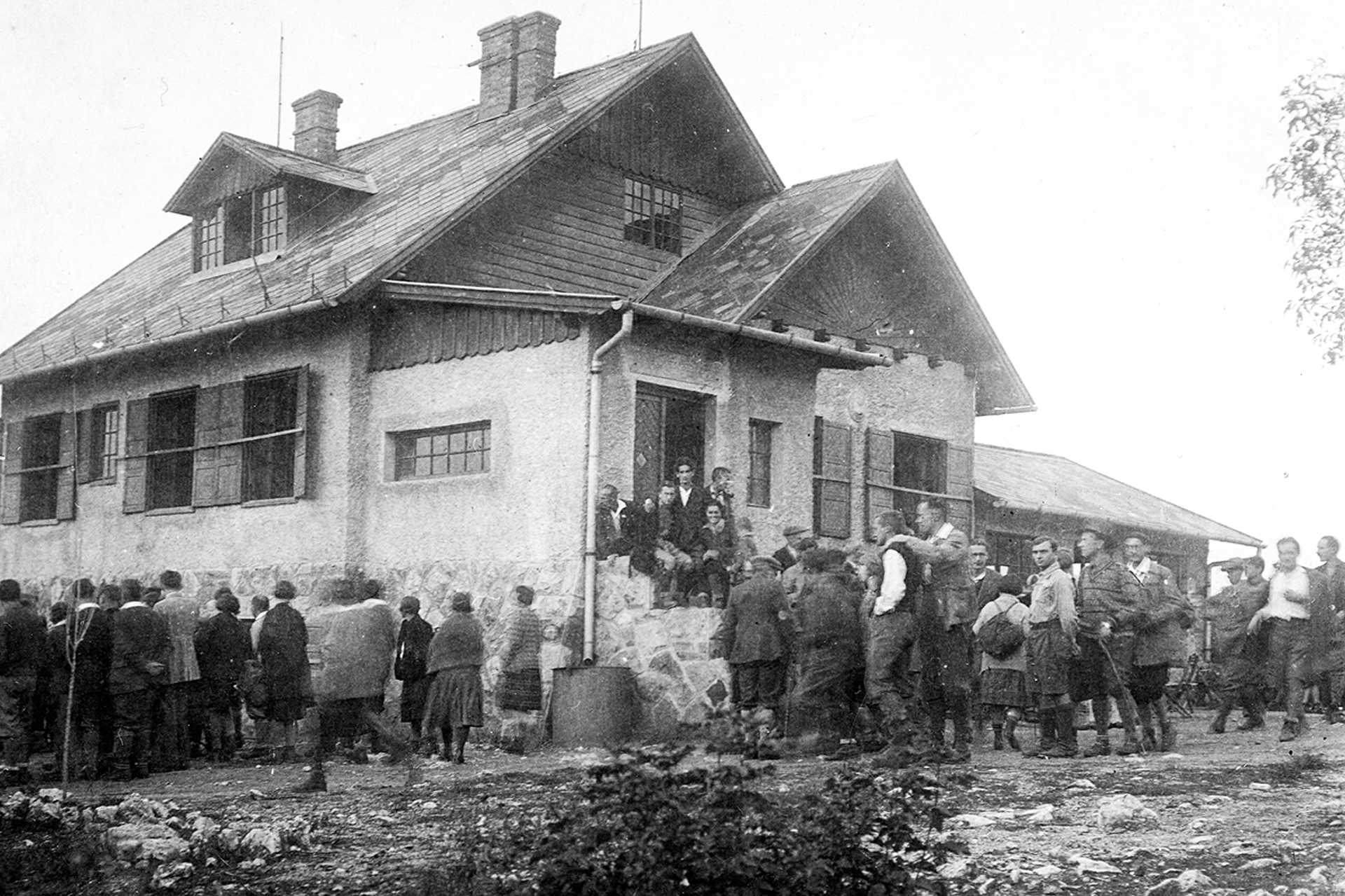 Kevély-nyereg, Természetbarátok Turista Egyesülete Kevélynyergi Menedékháza