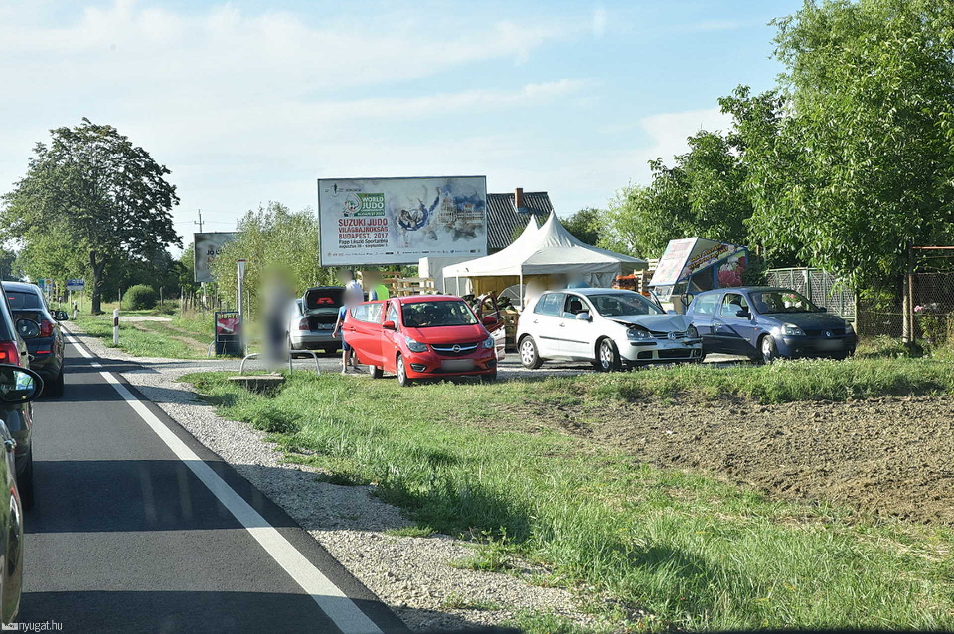Ketten sérültek meg a ráfutásos balesetben a 87-esen