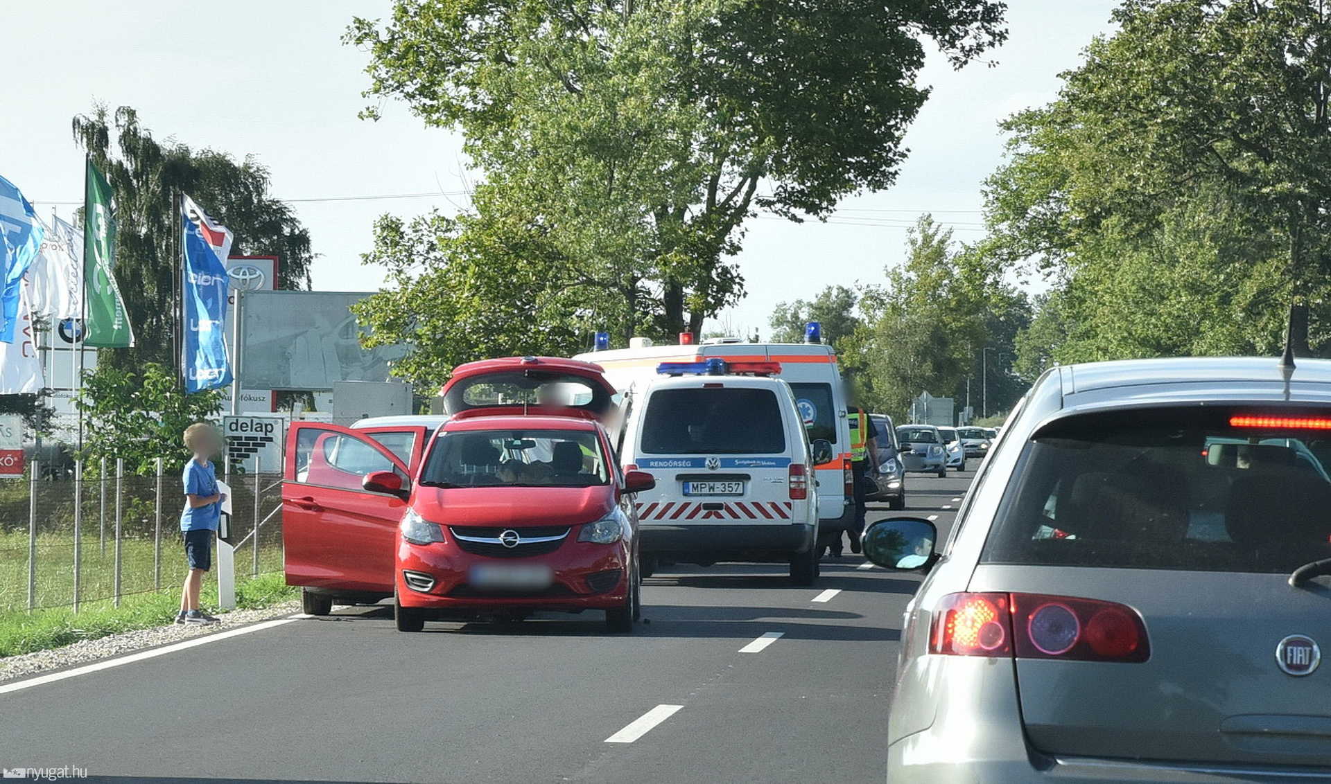 Ketten sérültek meg a ráfutásos balesetben a 87-esen