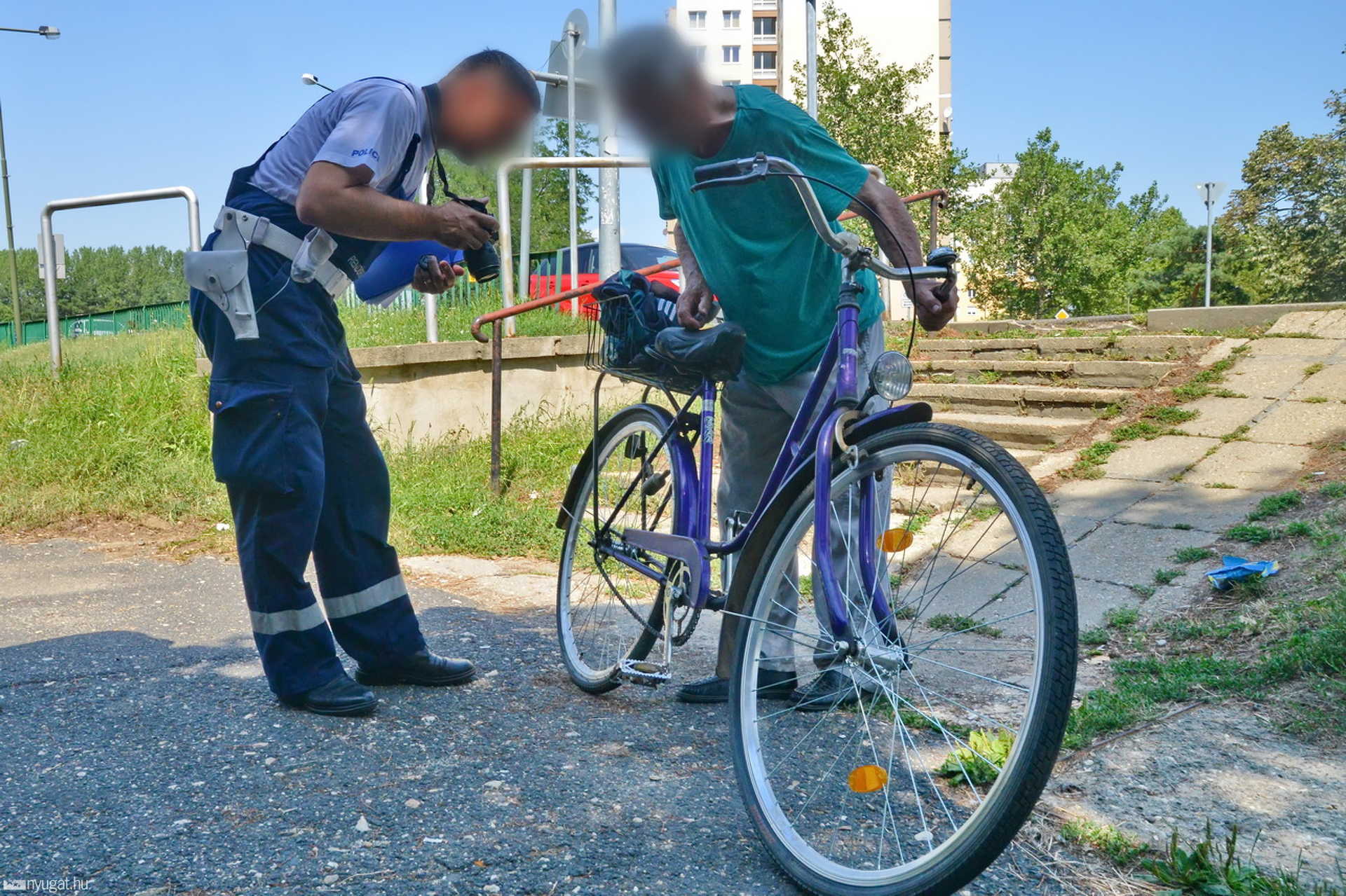 Kiütötte a zebrán a gyalogos kezéből a kerékpárt a Seat