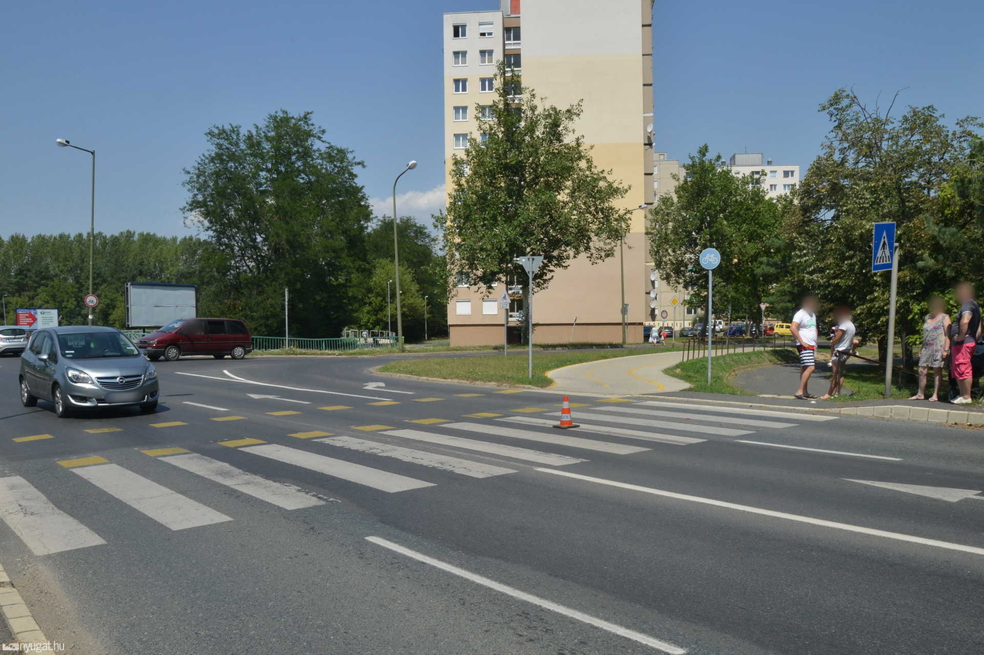Kiütötte a zebrán a gyalogos kezéből a kerékpárt a Seat