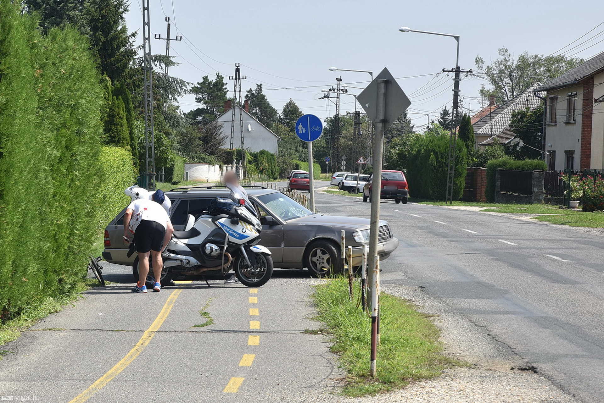 Kerékpárútra guruló Mercedesen esett át a kerékpáros