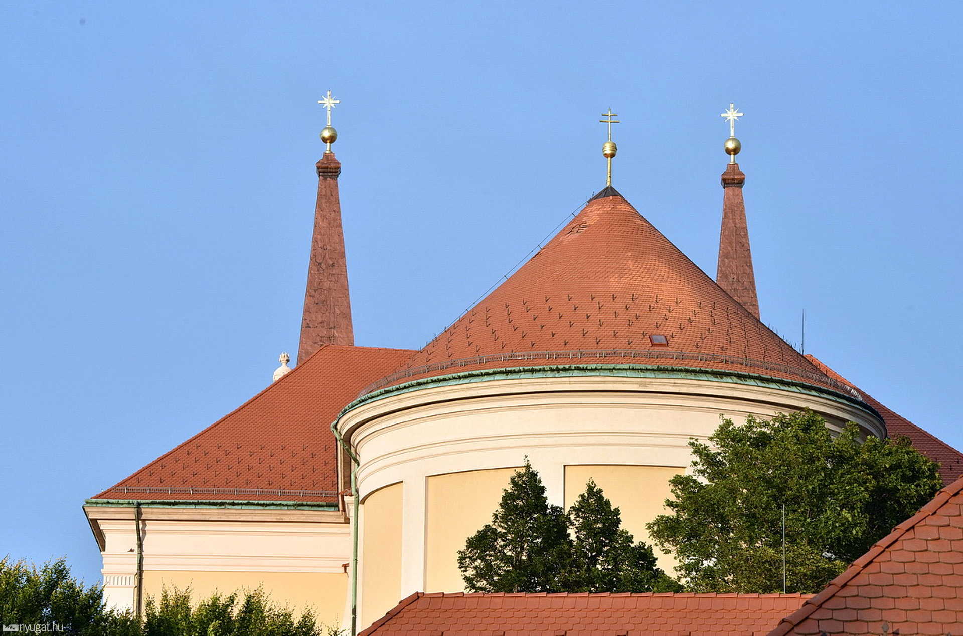 Elmozdultak a cserepek a szombathelyi nagytemplomon
