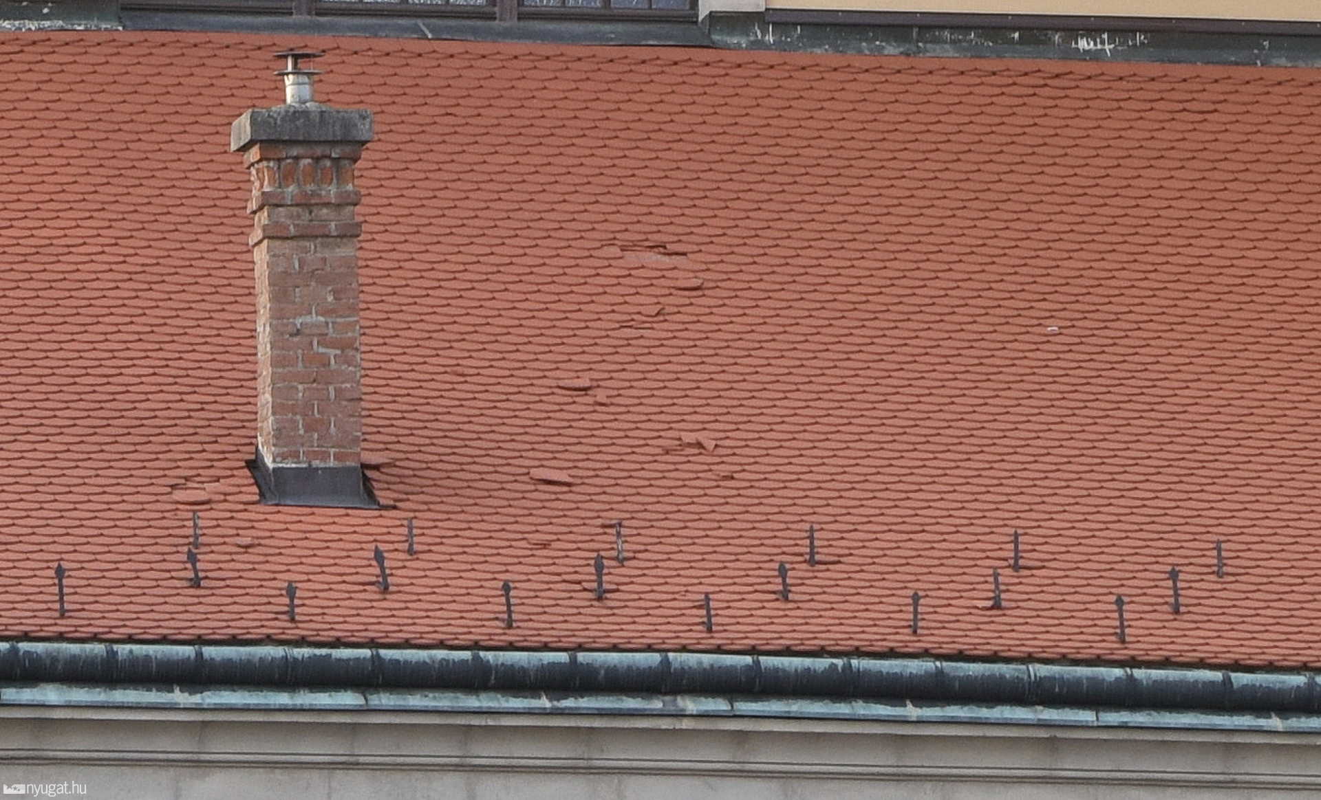 Elmozdultak a cserepek a szombathelyi nagytemplomon
