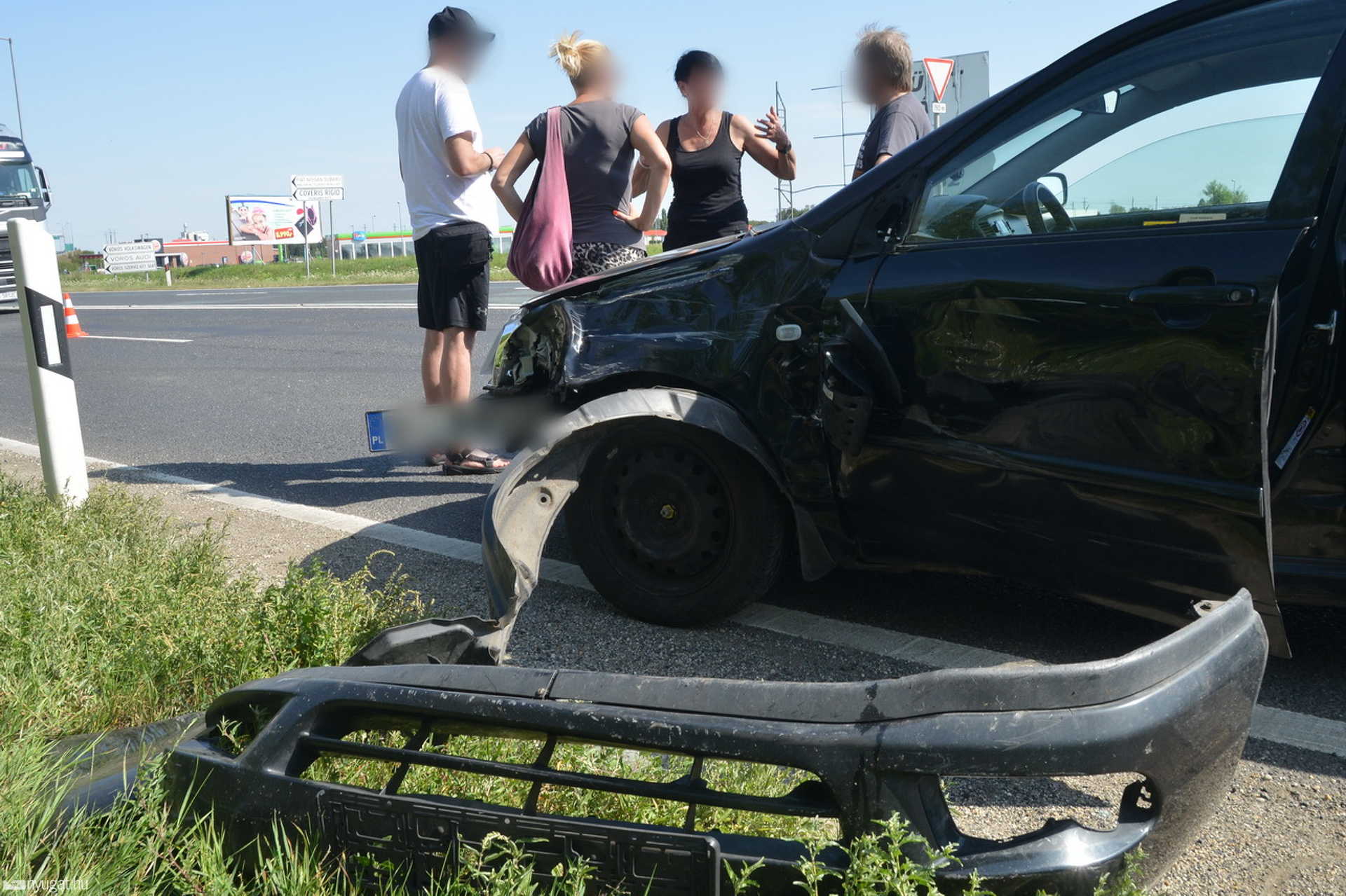 Kamion fordította maga alá a személyautót