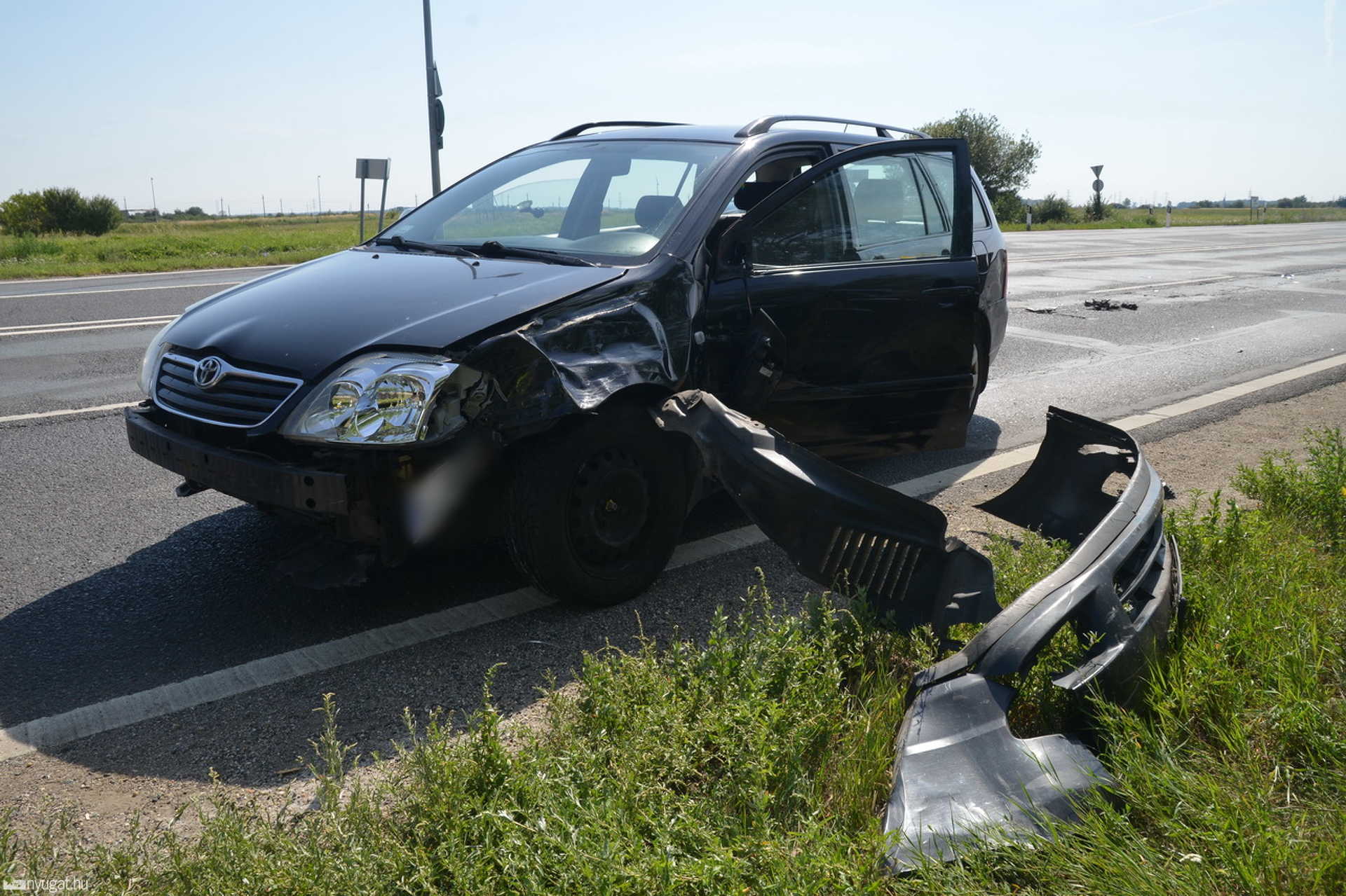 Kamion fordította maga alá a személyautót