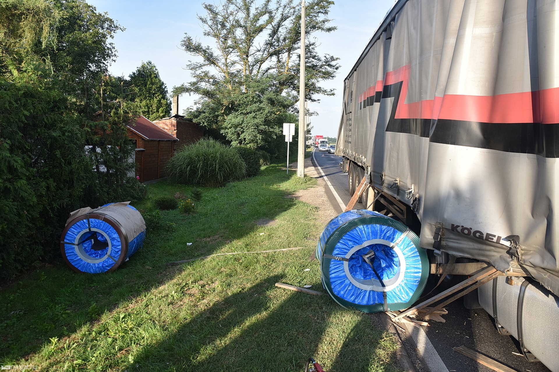 Több tonnás fémhengerek zuhantak a 86-os főútra
