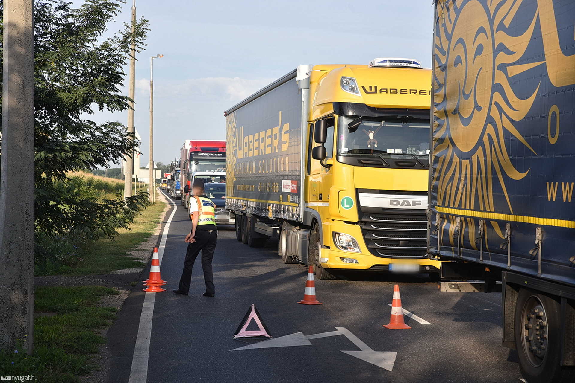 Több tonnás fémhengerek zuhantak a 86-os főútra
