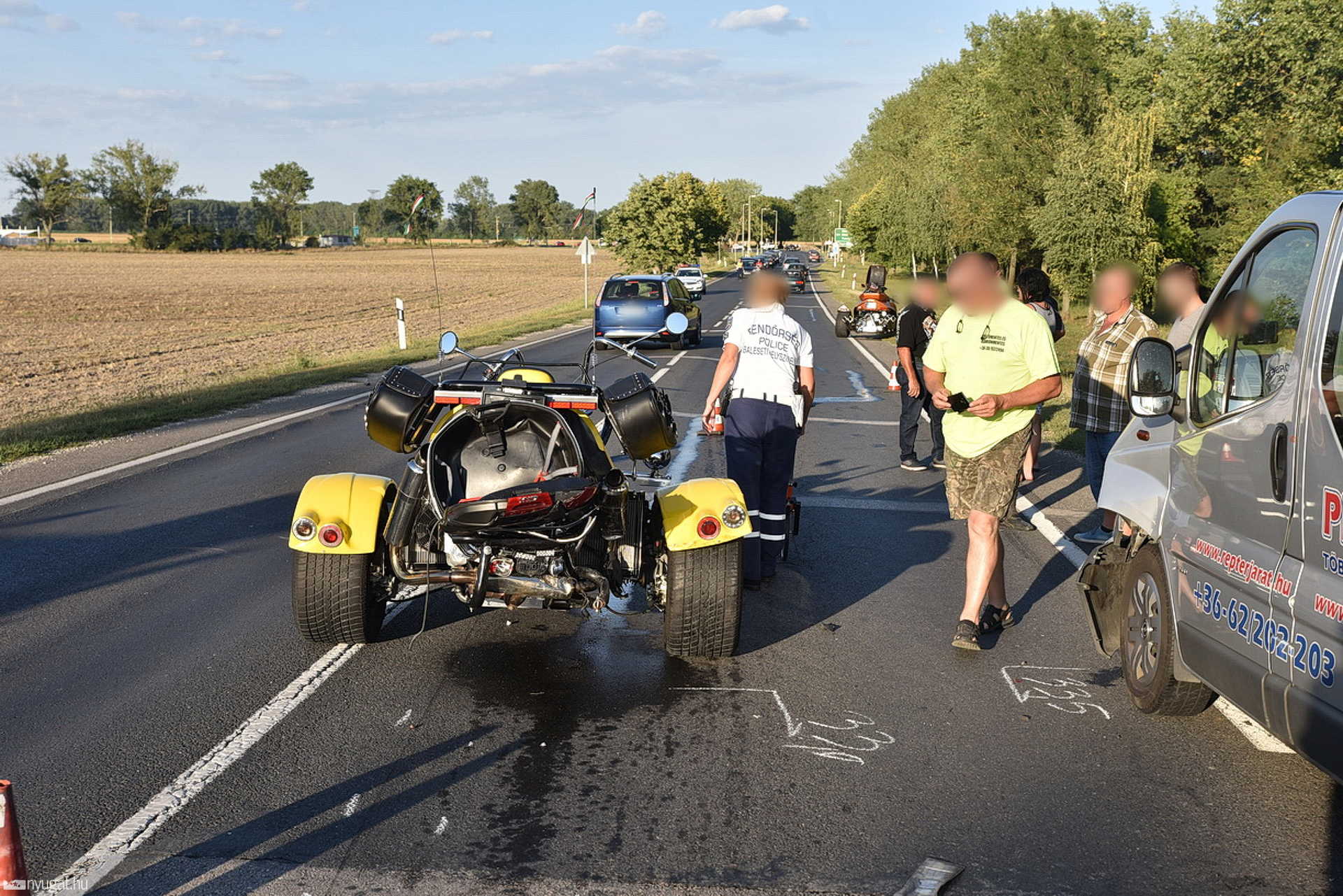 Háromkerekű motorokat tört össze egy kisbusz