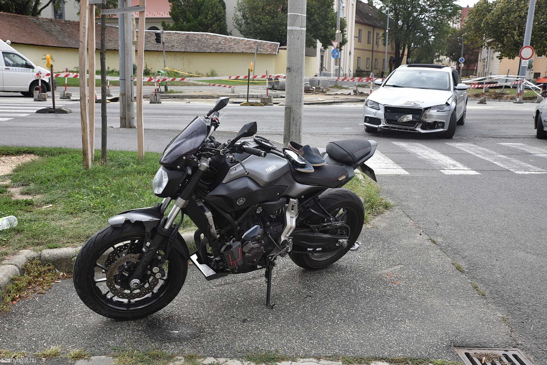 Olasz sofőr autója ütközött motorral Szombathelyen - súlyosan sérült a motoros