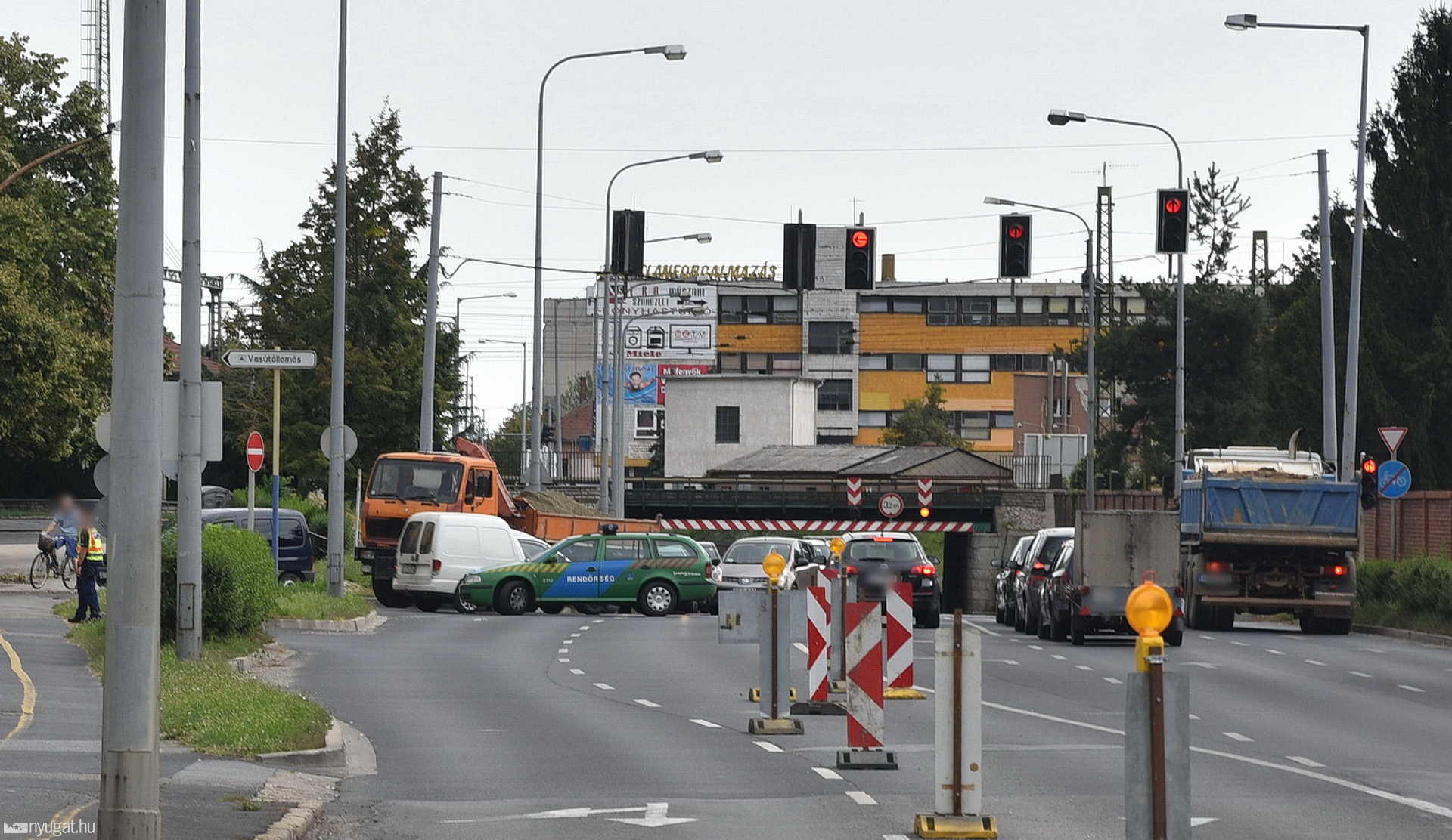 Olasz sofőr autója ütközött motorral Szombathelyen - súlyosan sérült a motoros