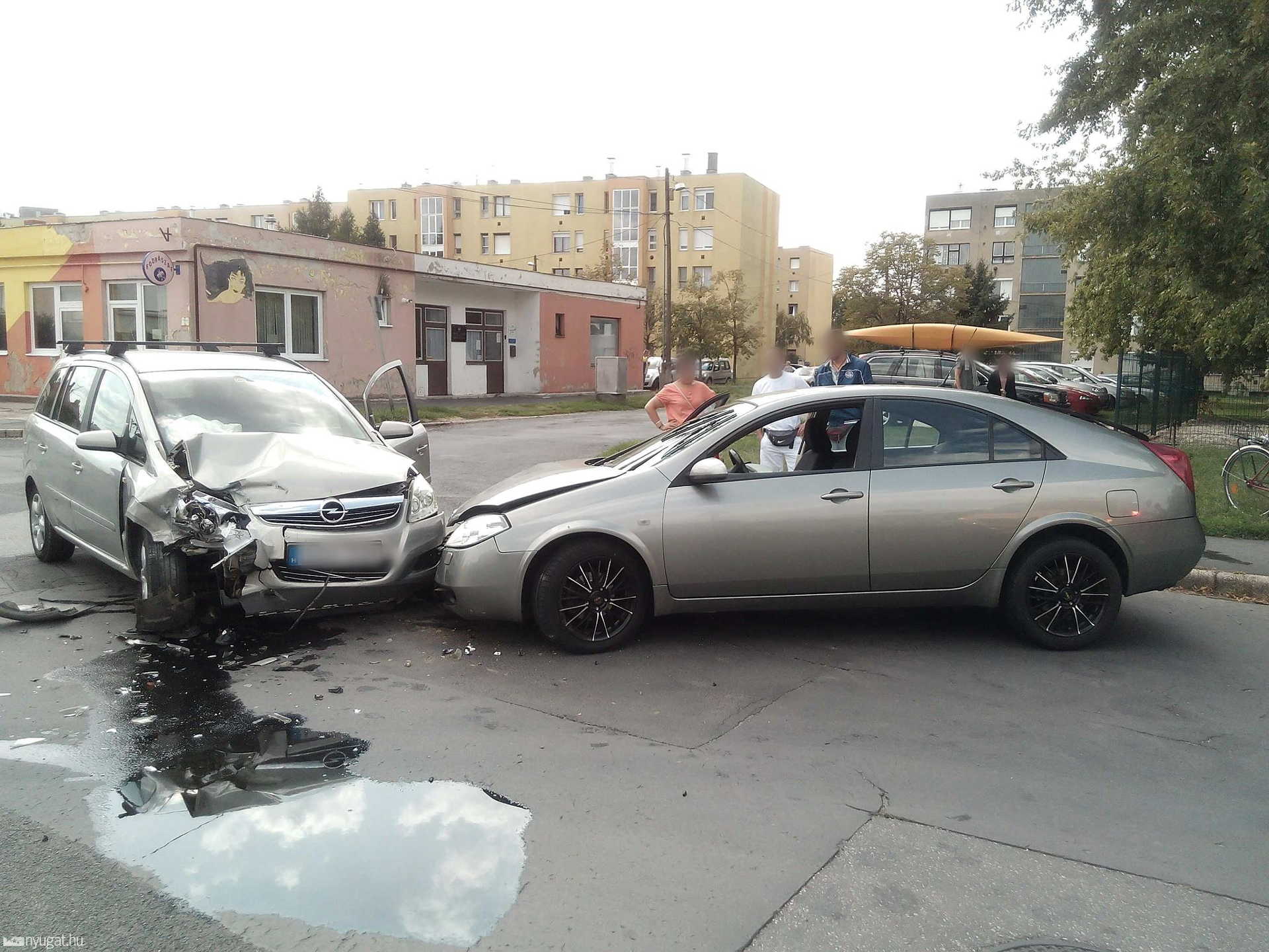 Opel elé kanyarodott egy Nissan Szombathelyen