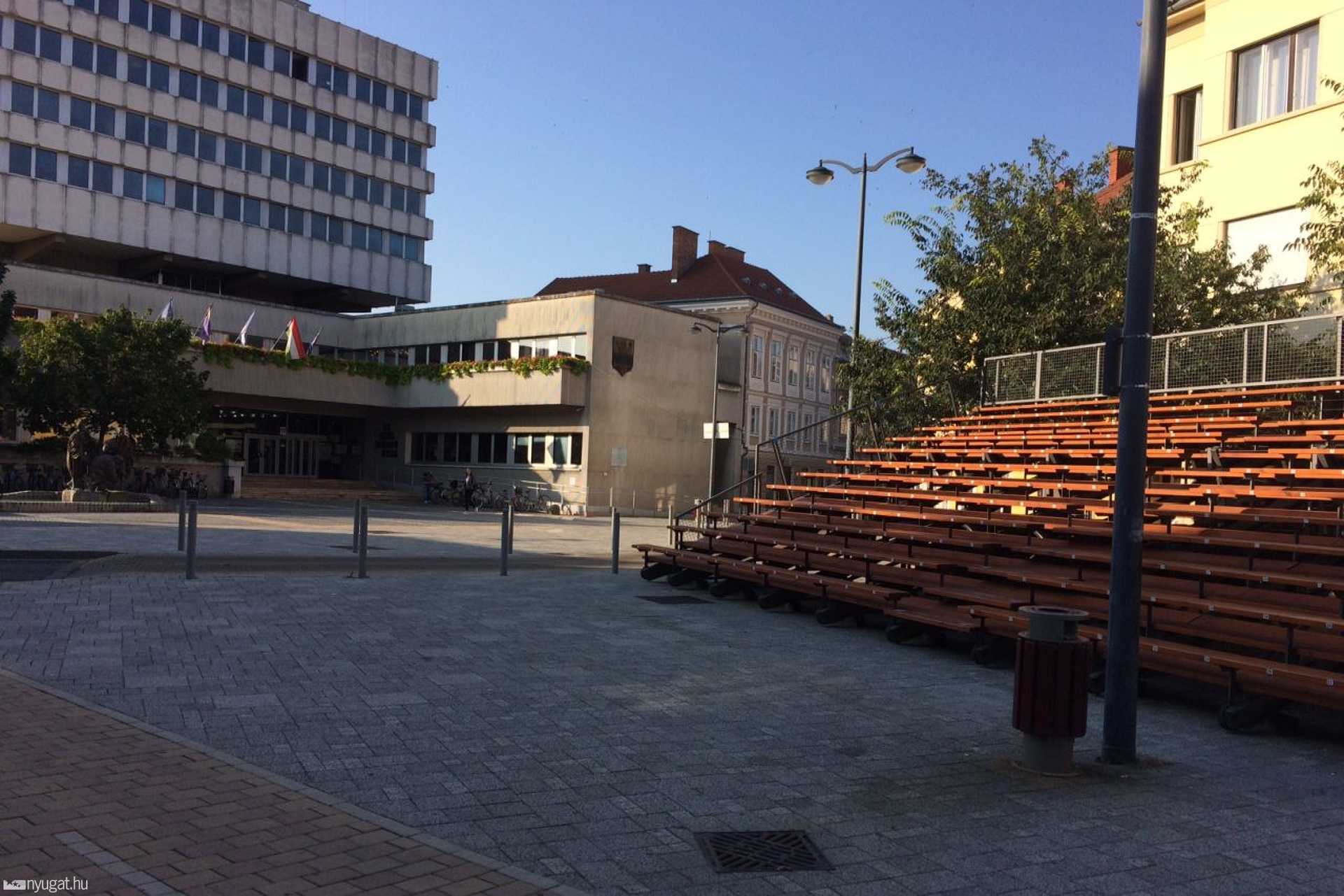 Másfelé néz a Városháza előtt a lelátó